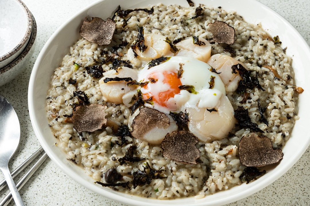 將溫泉蛋打散後拌入「干貝松露燉飯」中，配上松露和干貝，實在美味。