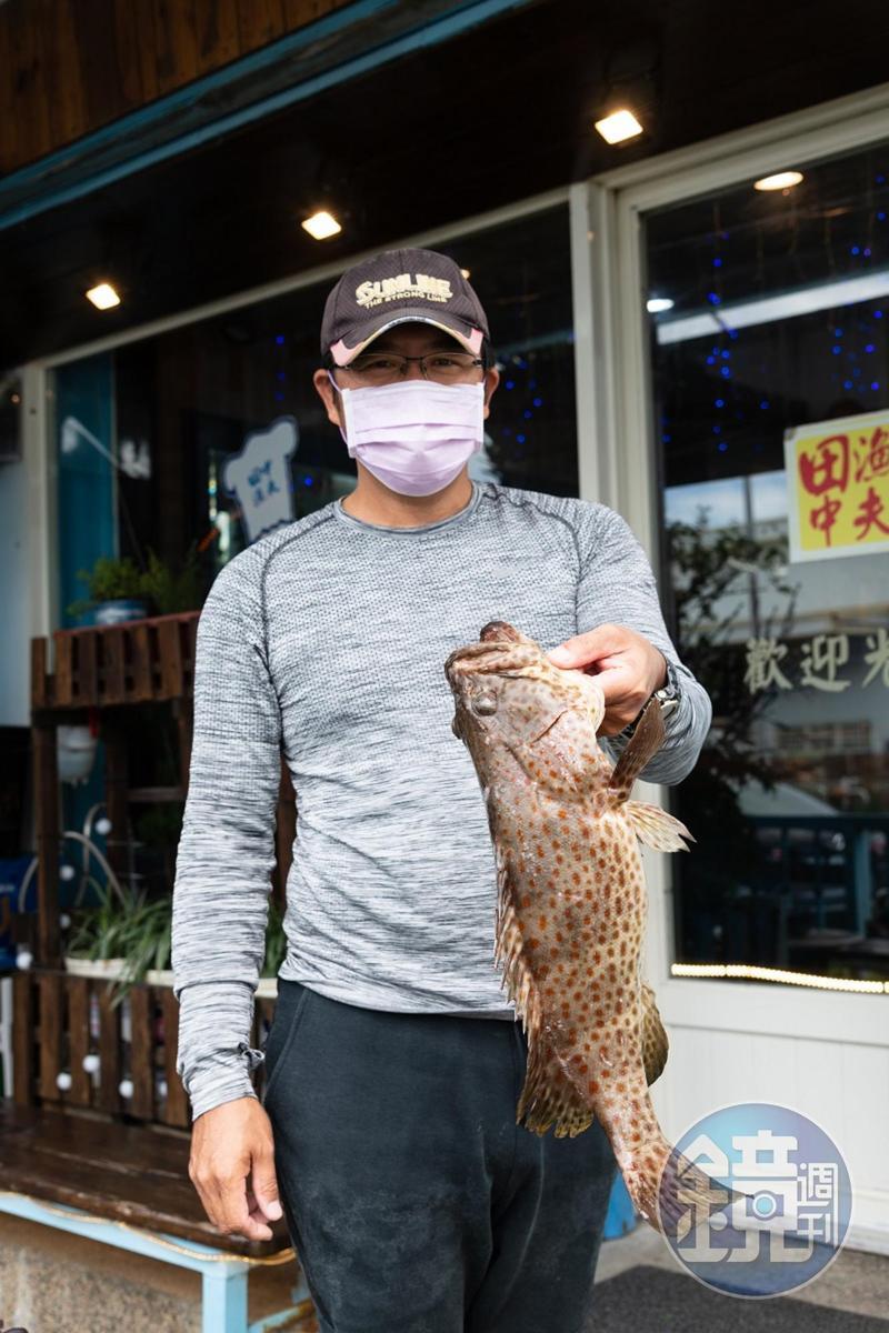 漁夫自己釣魚，直接拿來店內販售。