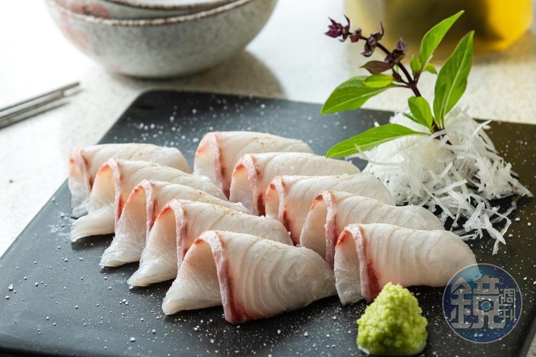 這兒吃生魚片不沾醬油，使用海鹽與少許芥末襯托鮮甜滋味。