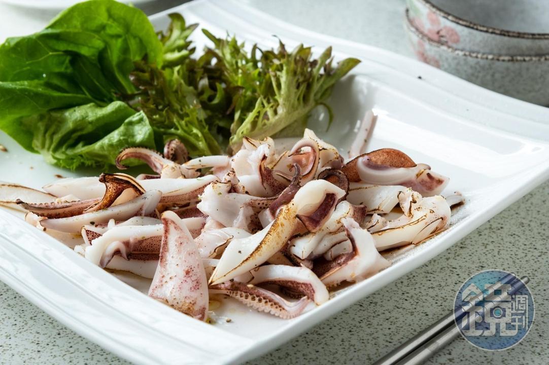 「 鹽烤透抽」搭配生菜，口味清爽。