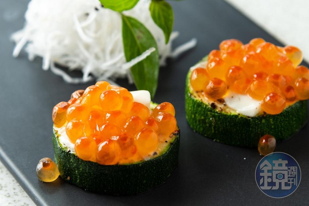 櫛瓜搭配起司和鮭魚卵，宛如壽司的創意料理。