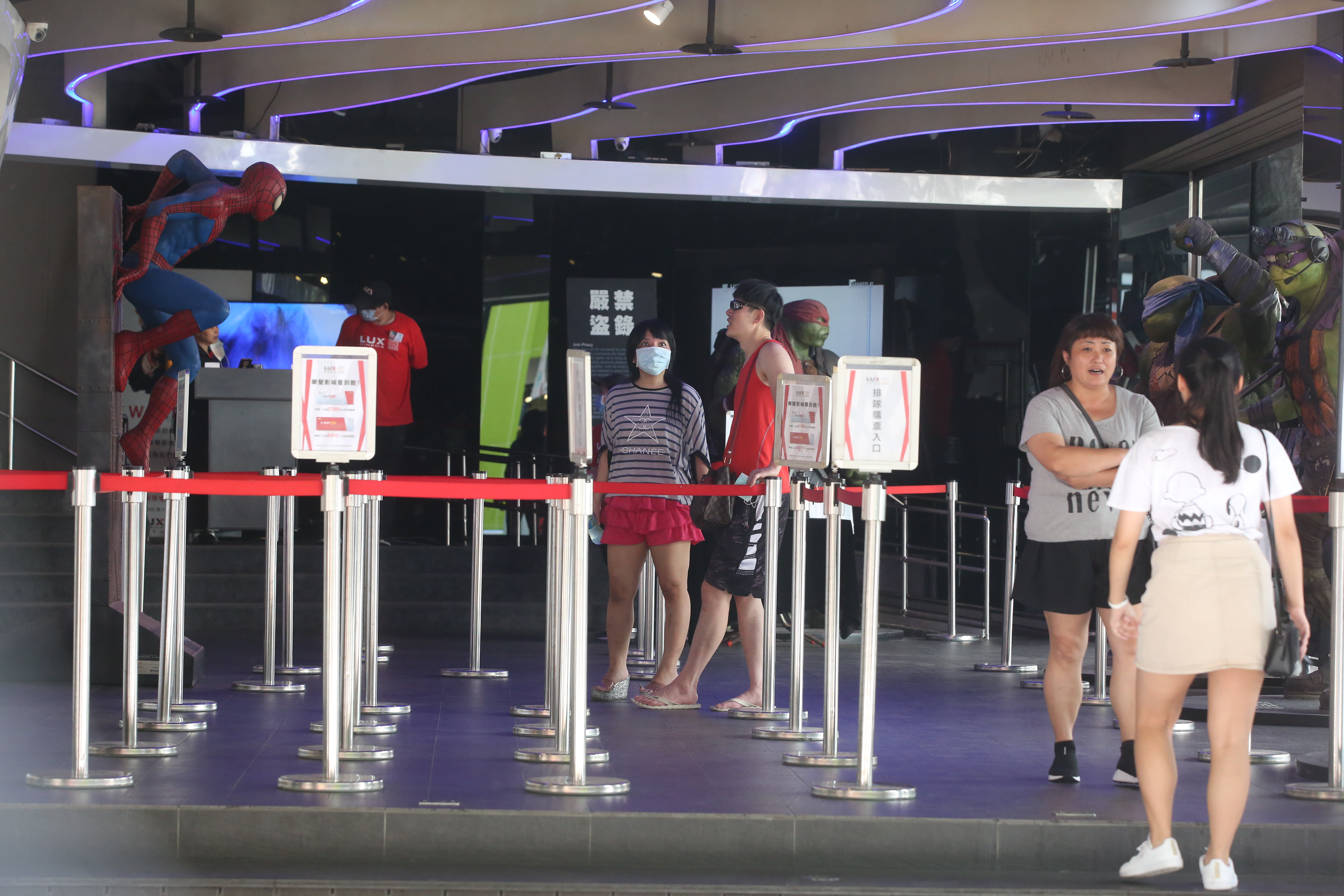 台北市政府今上午開會拍板，電影院防疫將於明起（2月1日）大年初一升加強管制，示意圖。（資料照）