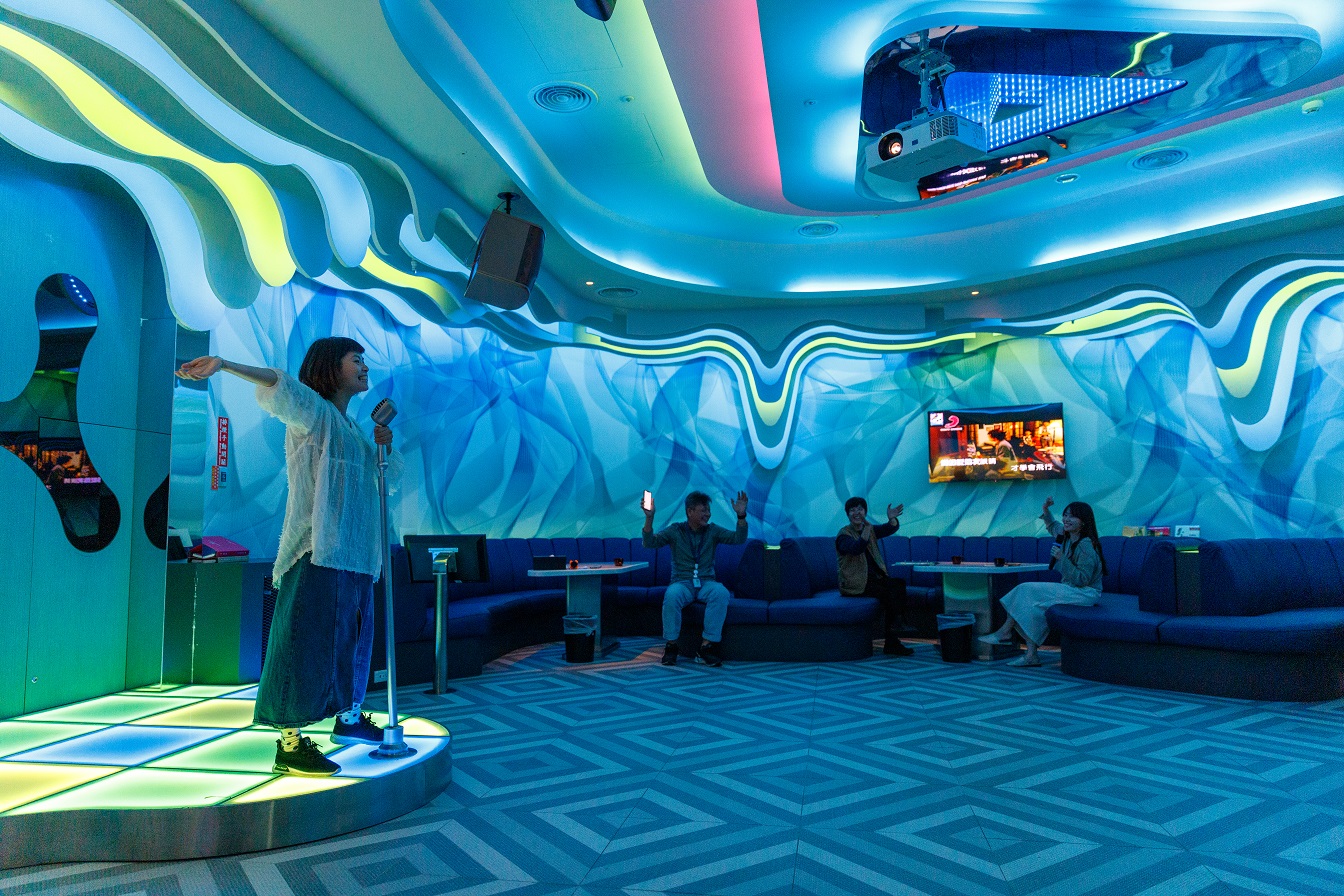 能夠容納25至30人的錢櫃大型包廂，顏色也是海洋藍。