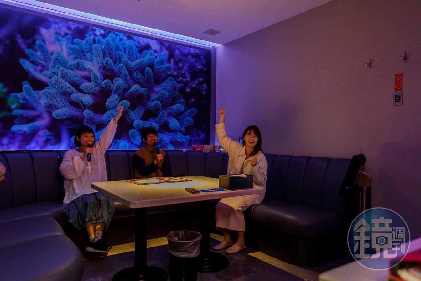 坐在大型珊瑚前面唱歌，拍起照來相當有趣。