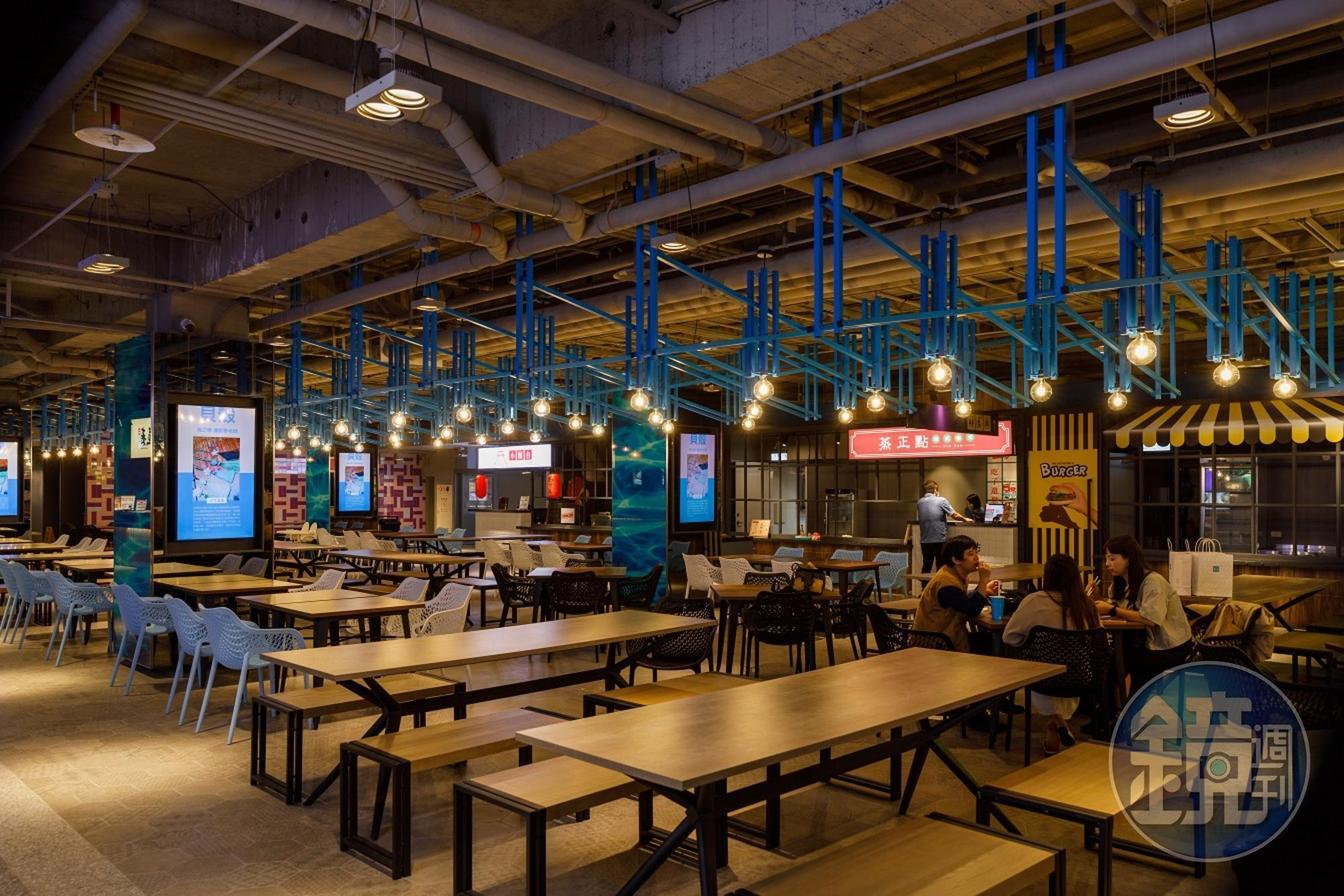 美食街有超過10間店鋪可以選擇。