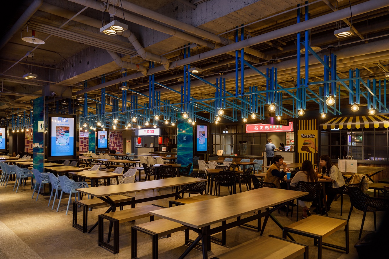 美食街有超過10間店鋪可以選擇。
