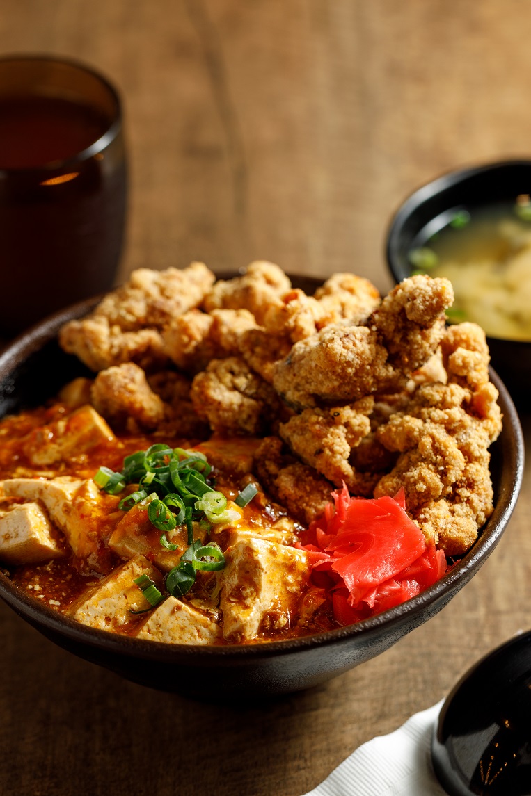 「 麻婆炸雞丼飯」是整個商場最受旅客喜愛的餐點。(179元/份)