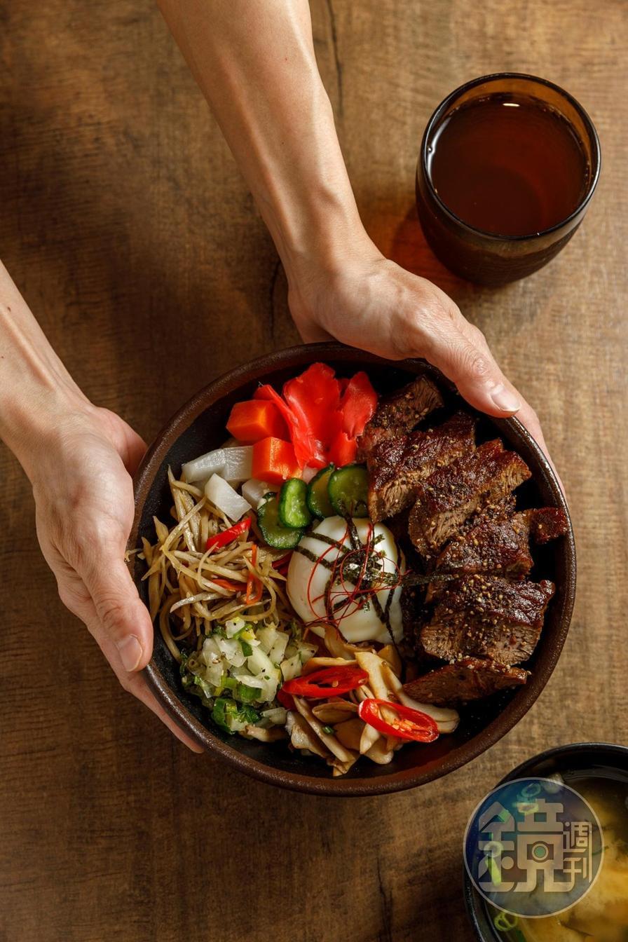 「 黑胡椒板腱牛丼飯」使用板腱原肉入菜。（219元／份）