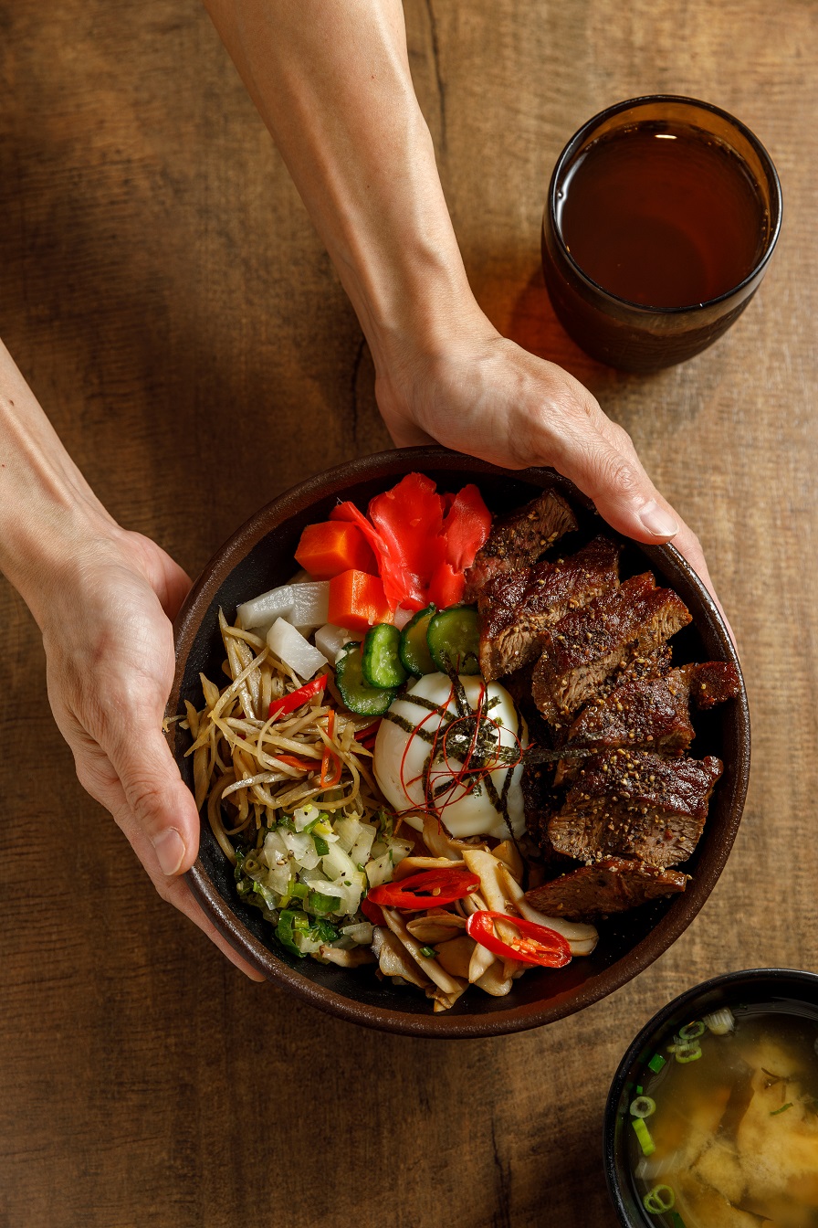 「 黑胡椒板腱牛丼飯」使用板腱原肉入菜。(219元/份)