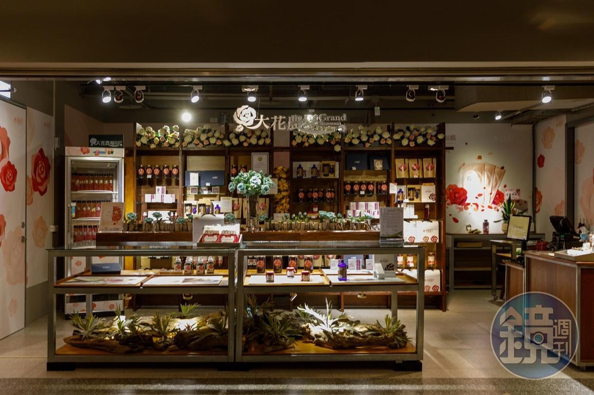 「 大花農場」的店面有點設計感，買得到各種玫瑰花製品，也是屏東名產。
