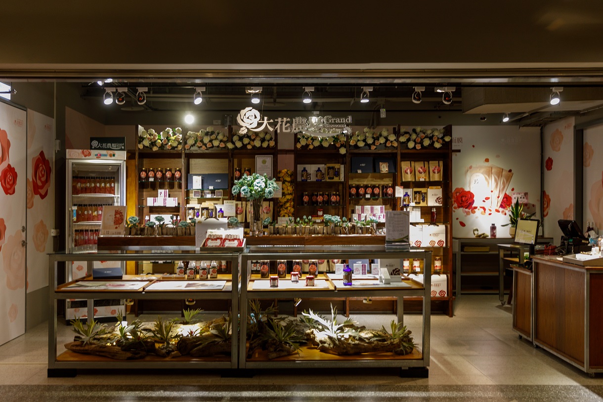 「 大花農場」的店面有點設計感,買得到各種玫瑰花製品,也是屏東名產。