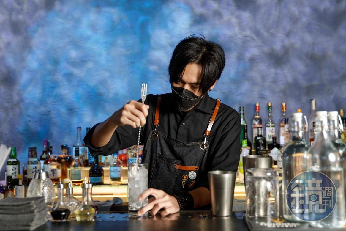 調酒師R2在此處開酒吧「Shore Bar」。