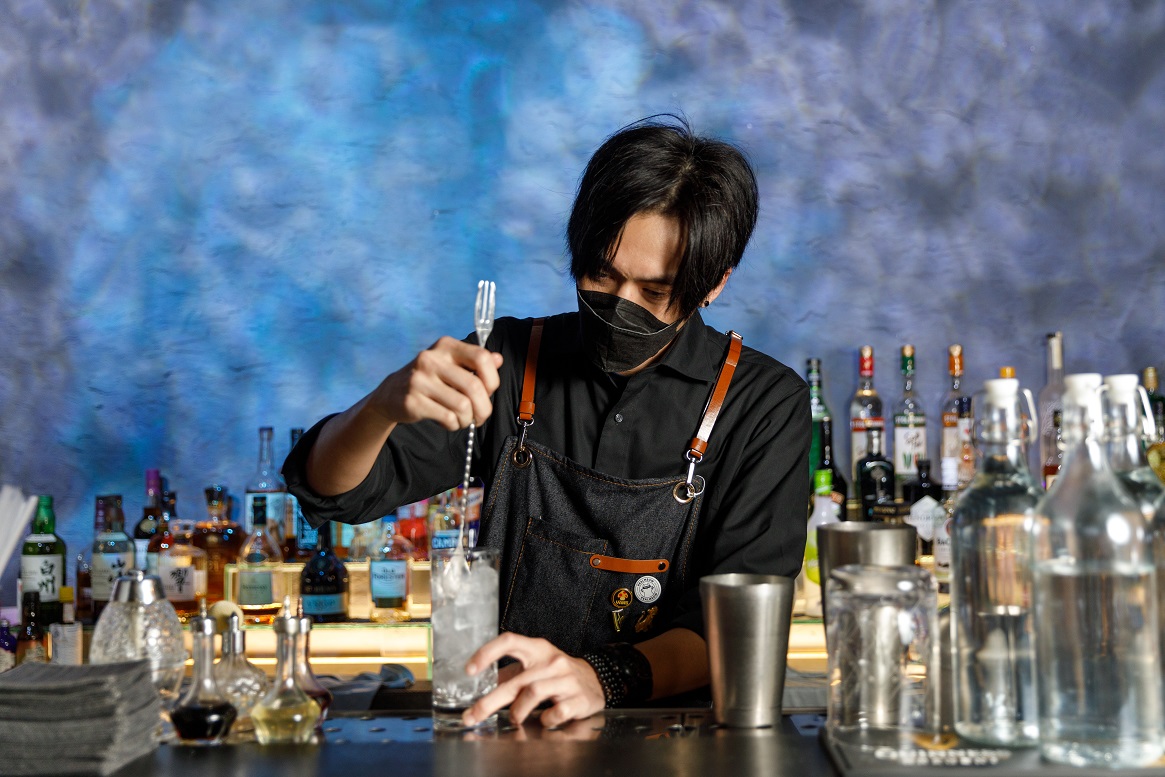 調酒師R2在此處開酒吧「Shore Bar」。