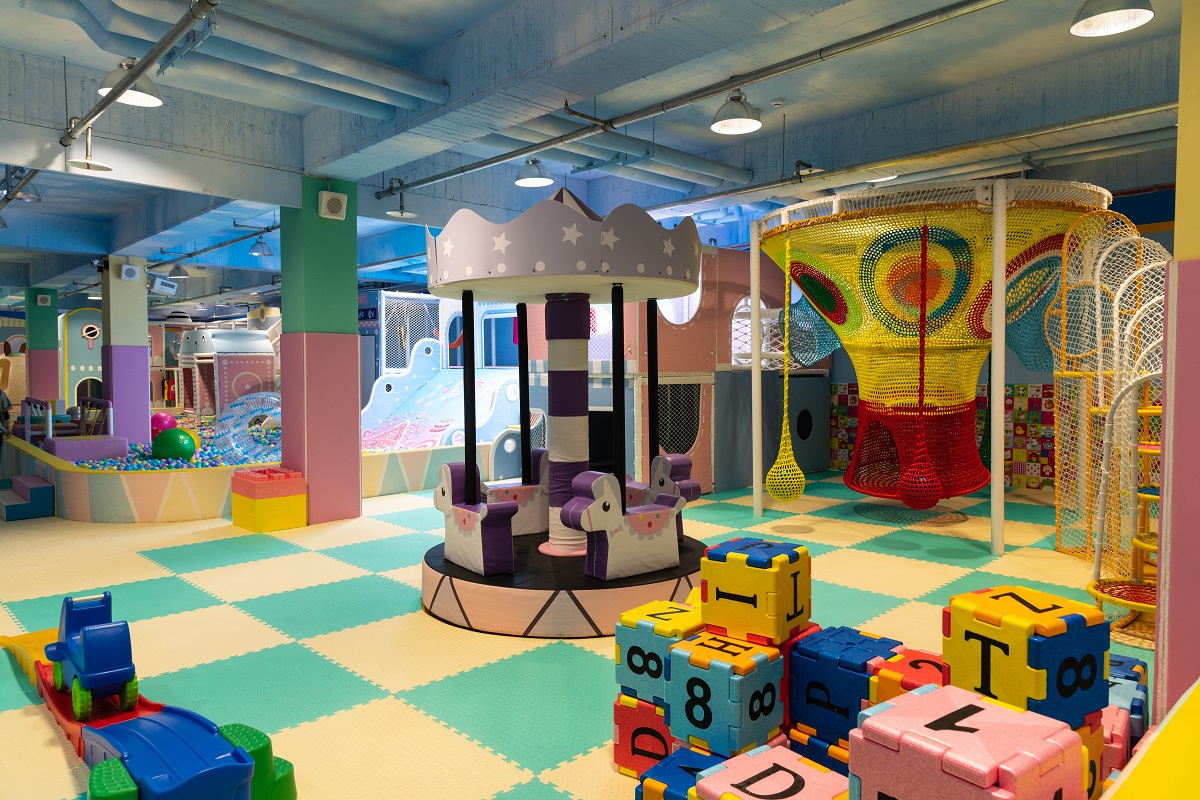 「長灘休閒飯店」的兒童遊樂區有小朋友的旋轉木馬和各種玩樂設施。