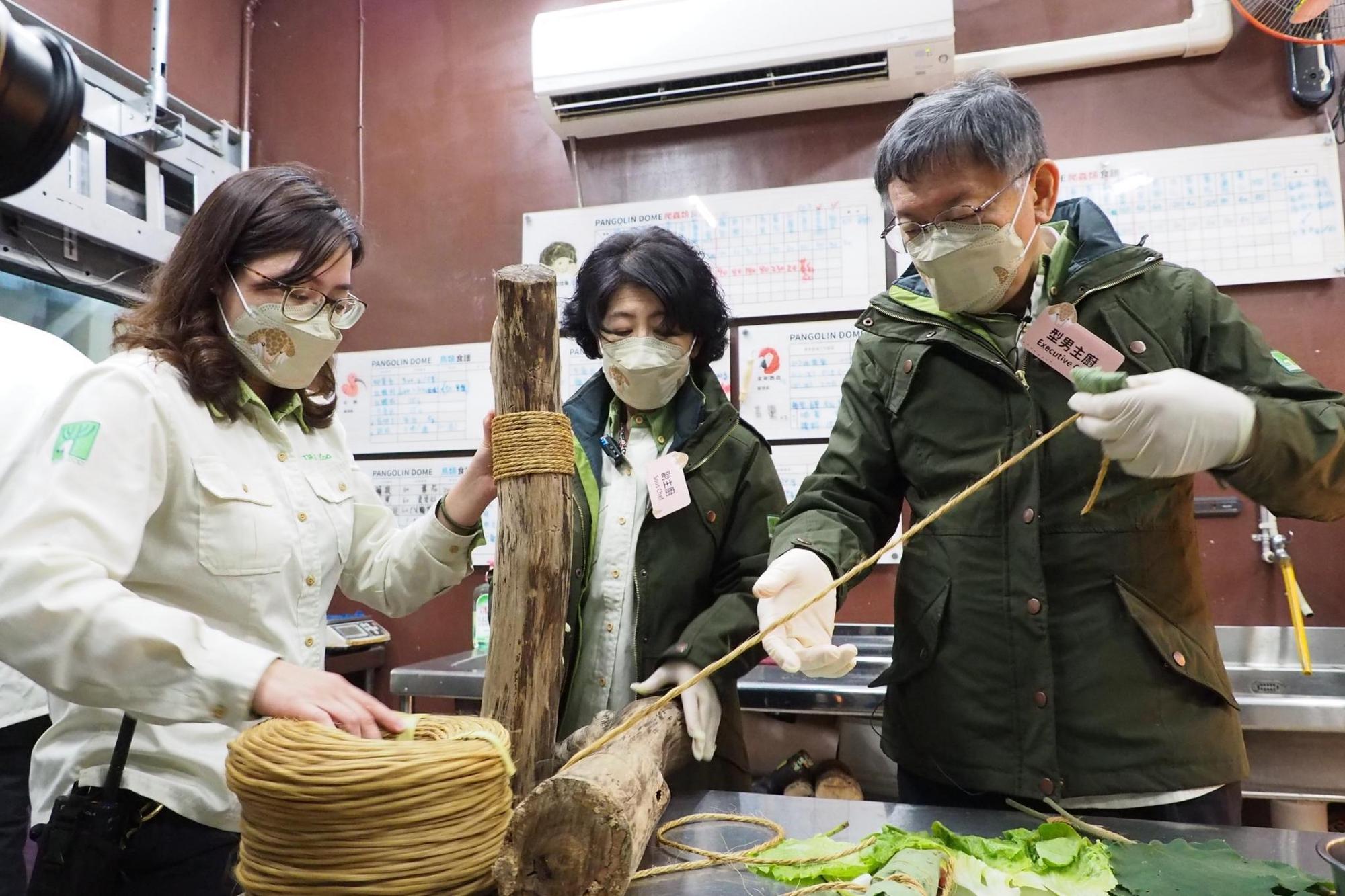 柯文哲與陳佩琪為台北市立動物園明星石虎做「貓元寶」點心。(翻攝自柯文哲臉書)