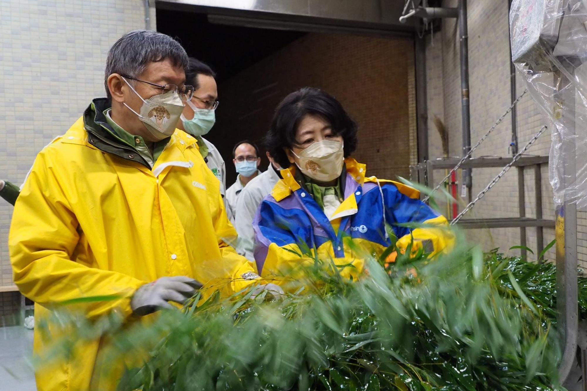 柯文哲與陳佩琪一同協助貓熊洗竹葉。(翻攝自柯文哲臉書)
