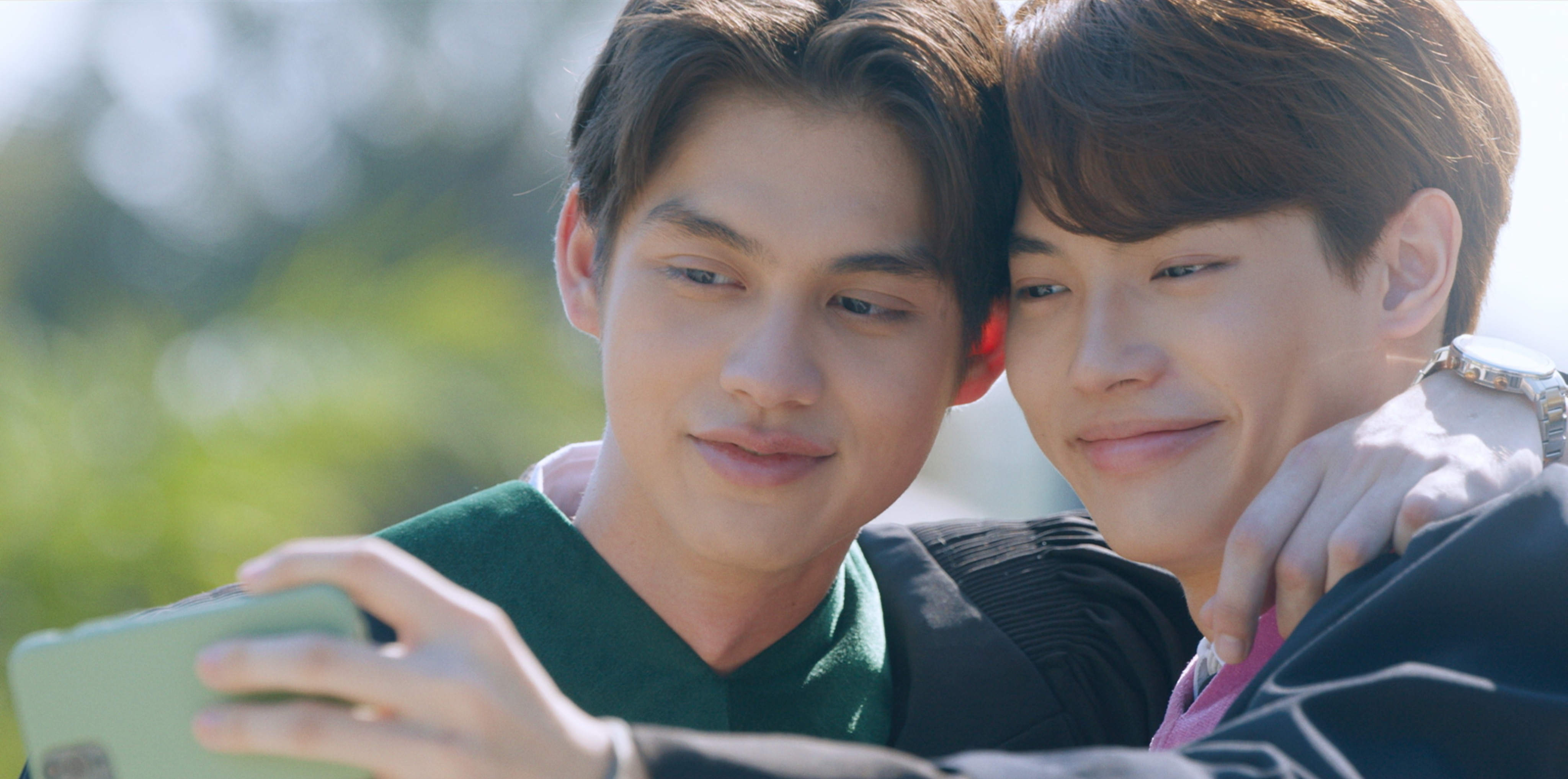 電影《2gether：只因我們天生一對》靠粉絲熱烈敲碗誕生，Bright（左）和Win為電影版重聚拍攝特別片段寵粉。（威視電影提供）