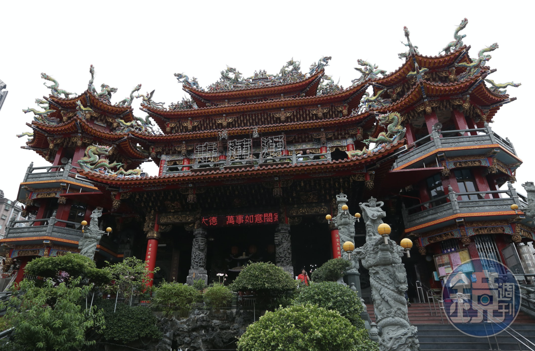 新北市蘆洲區湧蓮寺昨於除夕夜11點20分，由主委陳宏昌代表抽出士農工商國運籤。（本刊資料照）
