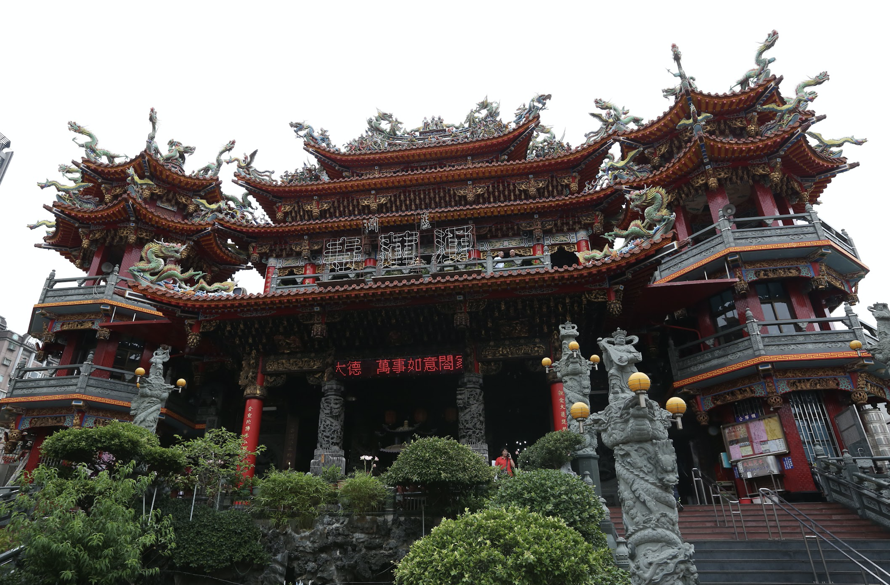 新北市蘆洲區湧蓮寺昨於除夕夜11點20分，由主委陳宏昌代表抽出士農工商國運籤。（本刊資料照）