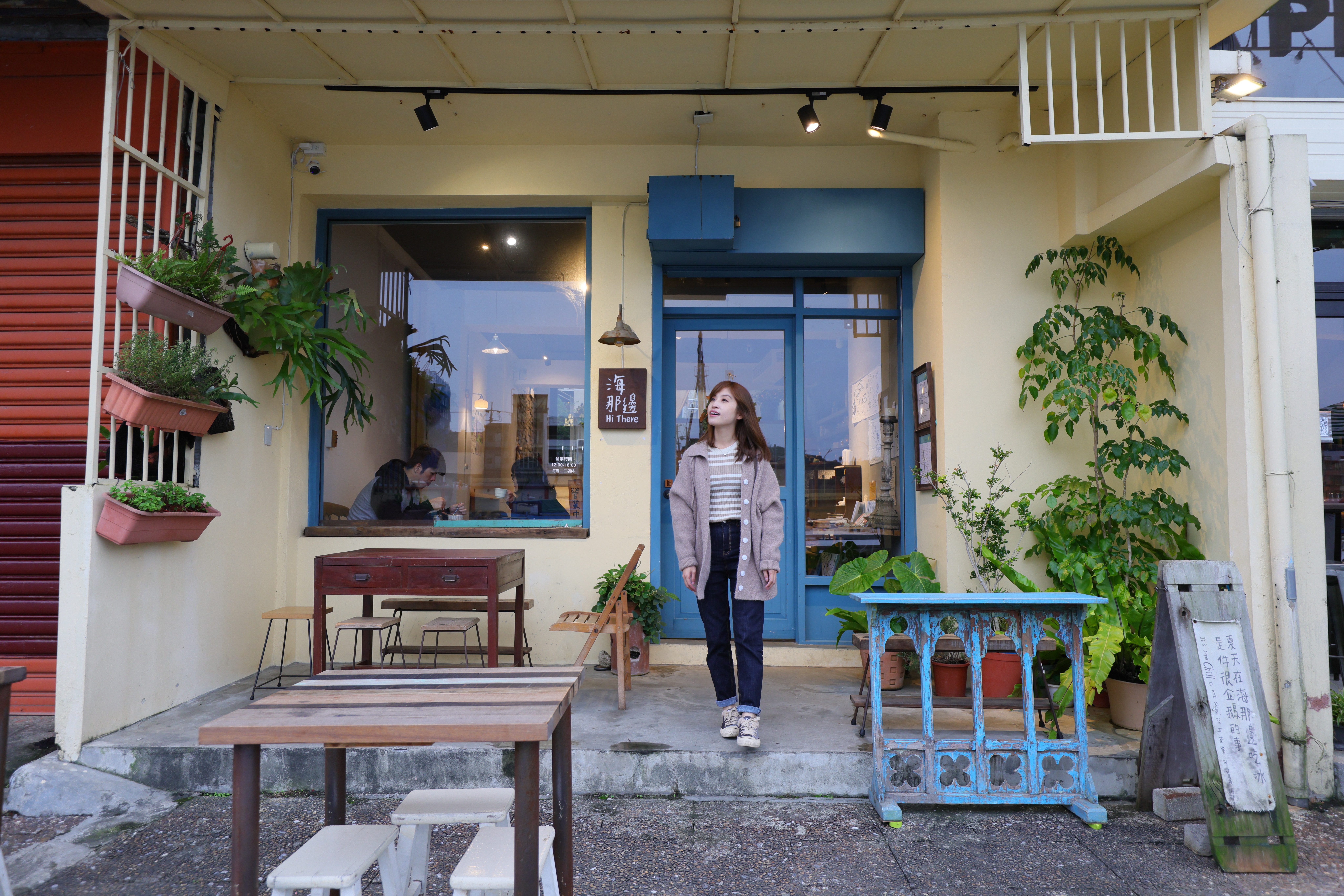 「海那邊」身處正濱漁港的彩色屋群中，出門就能和海相遇。