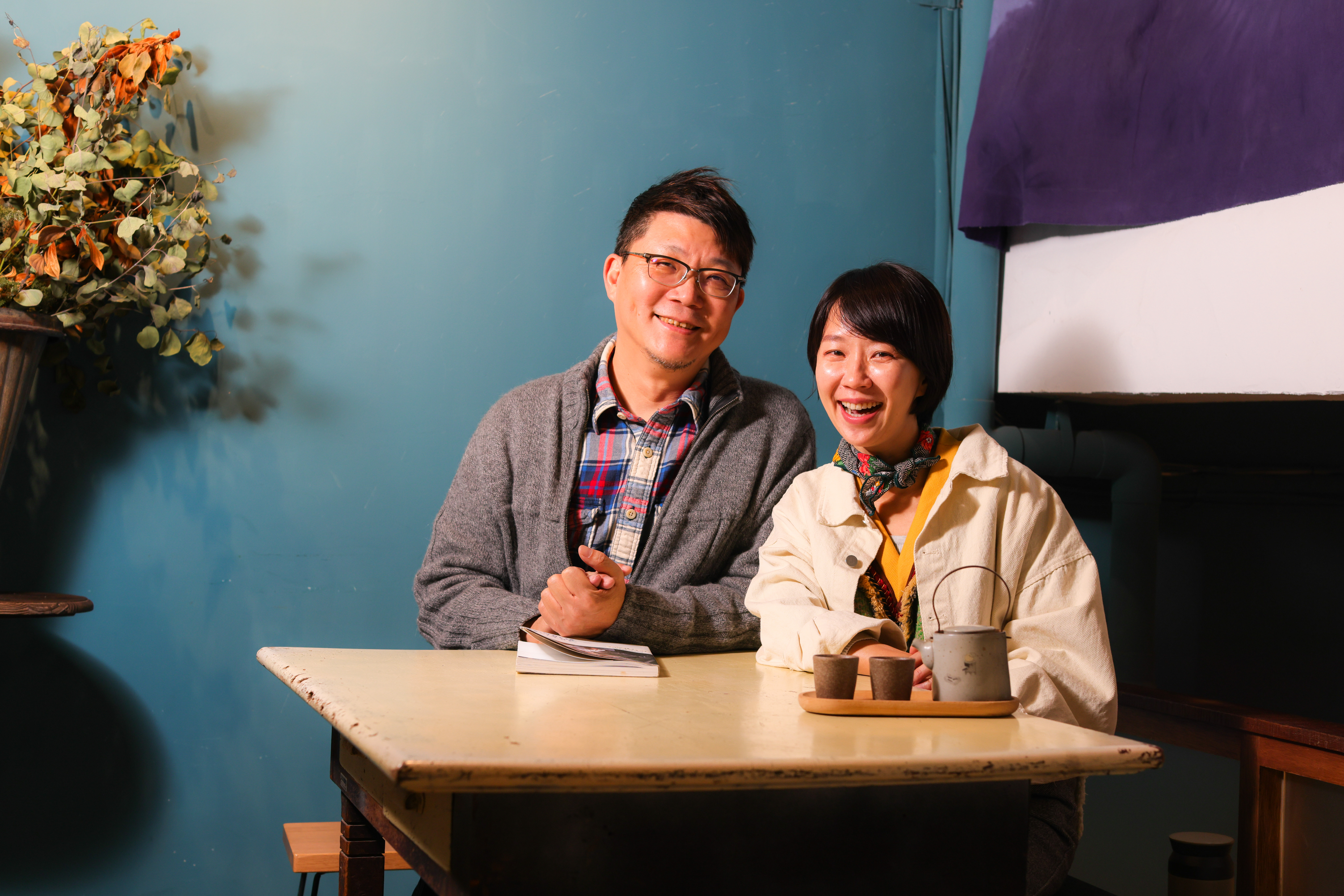 老闆Jeff、老闆娘Penny在世界旅行總不忘家鄉基隆，因疫情返鄉後便在漁港邊的彩色屋中開店。