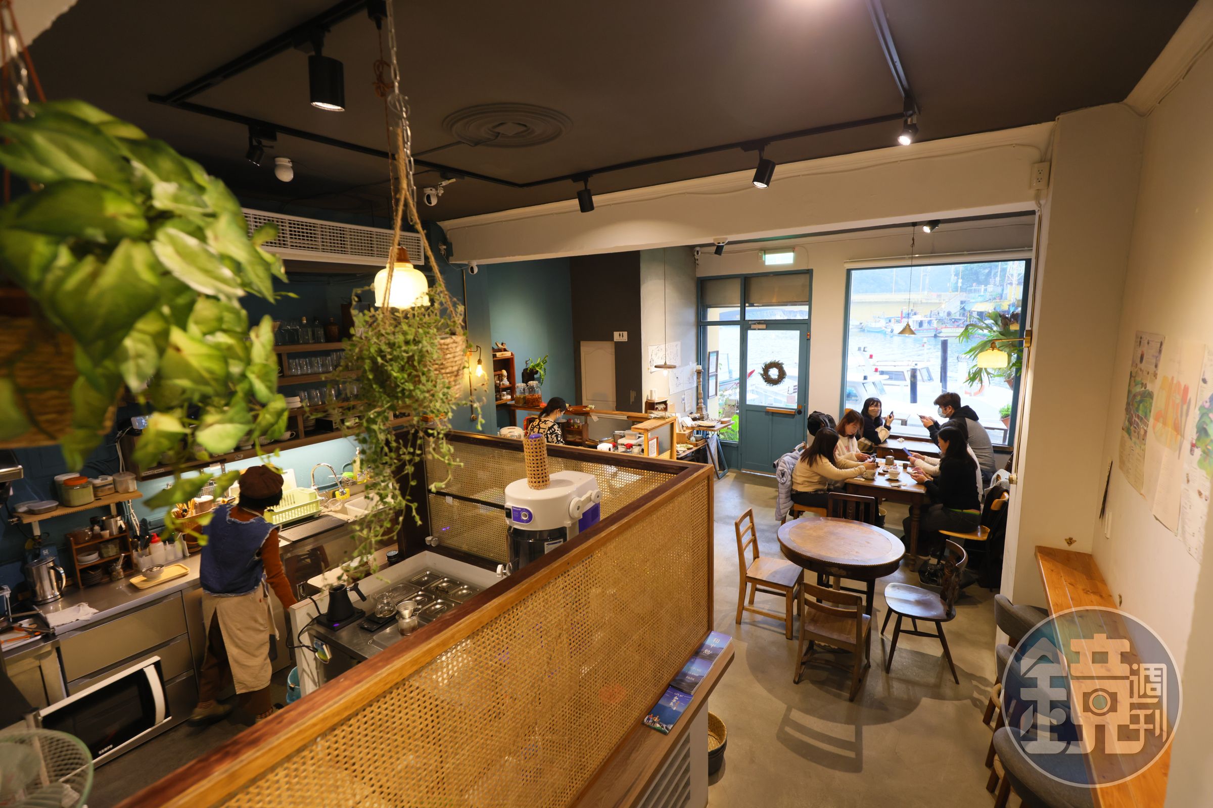小店裡位置不多，卻經常吸引遠道而來的顧客。