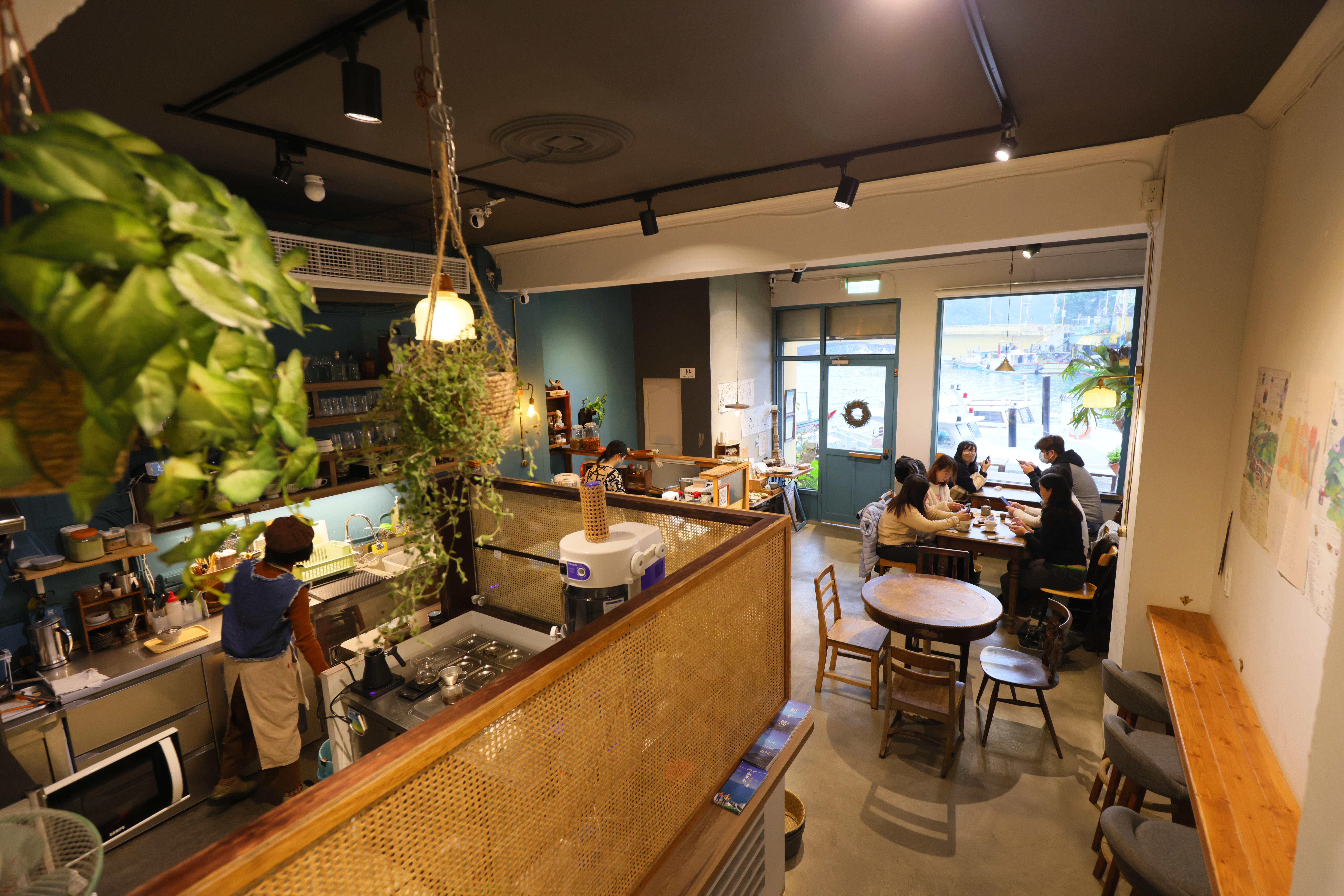 小店裡位置不多，卻經常吸引遠道而來的顧客。