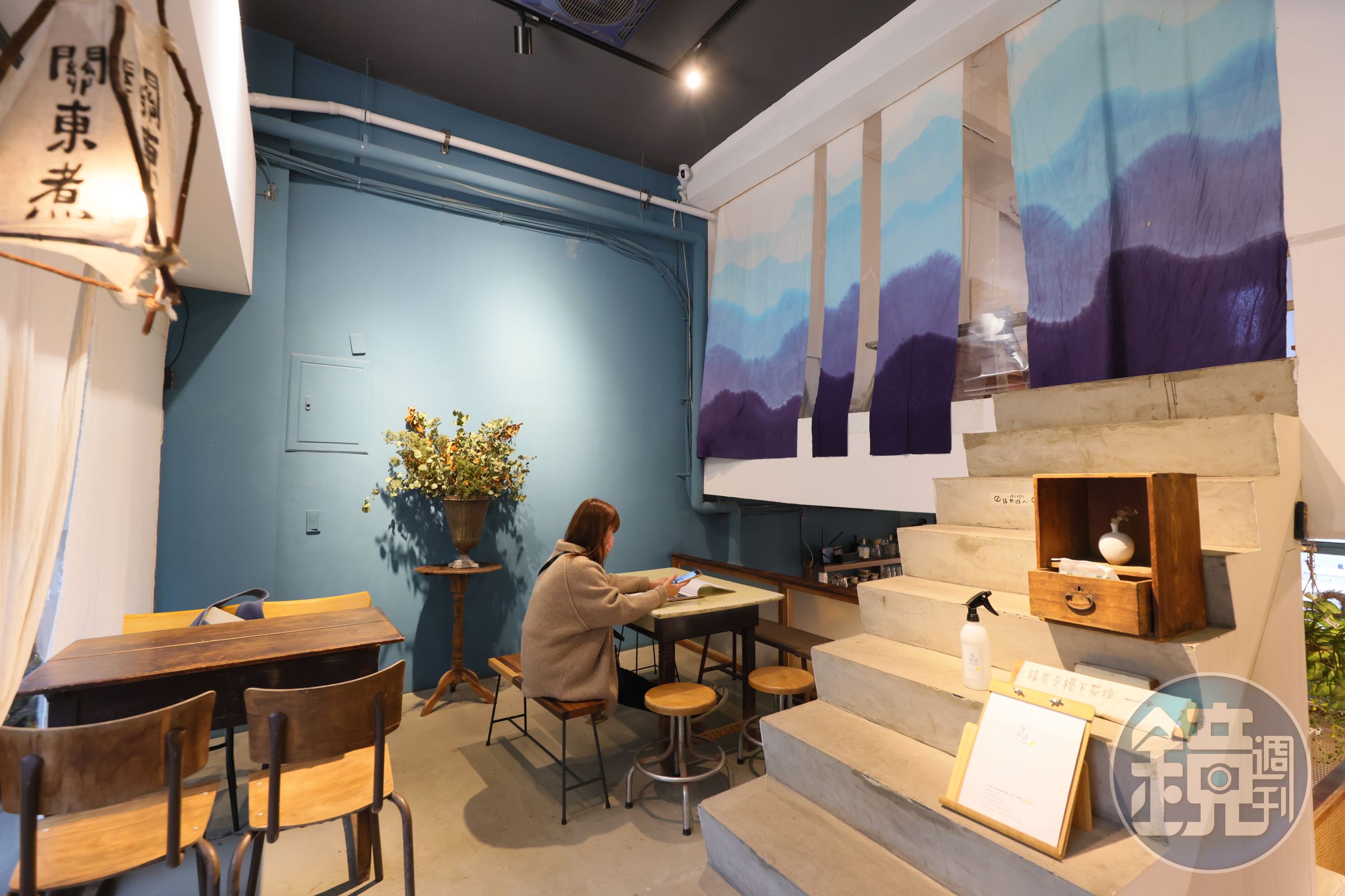 正濱漁港旁的建築樓面構造特殊，半夾層的形式反倒成為店家特色。