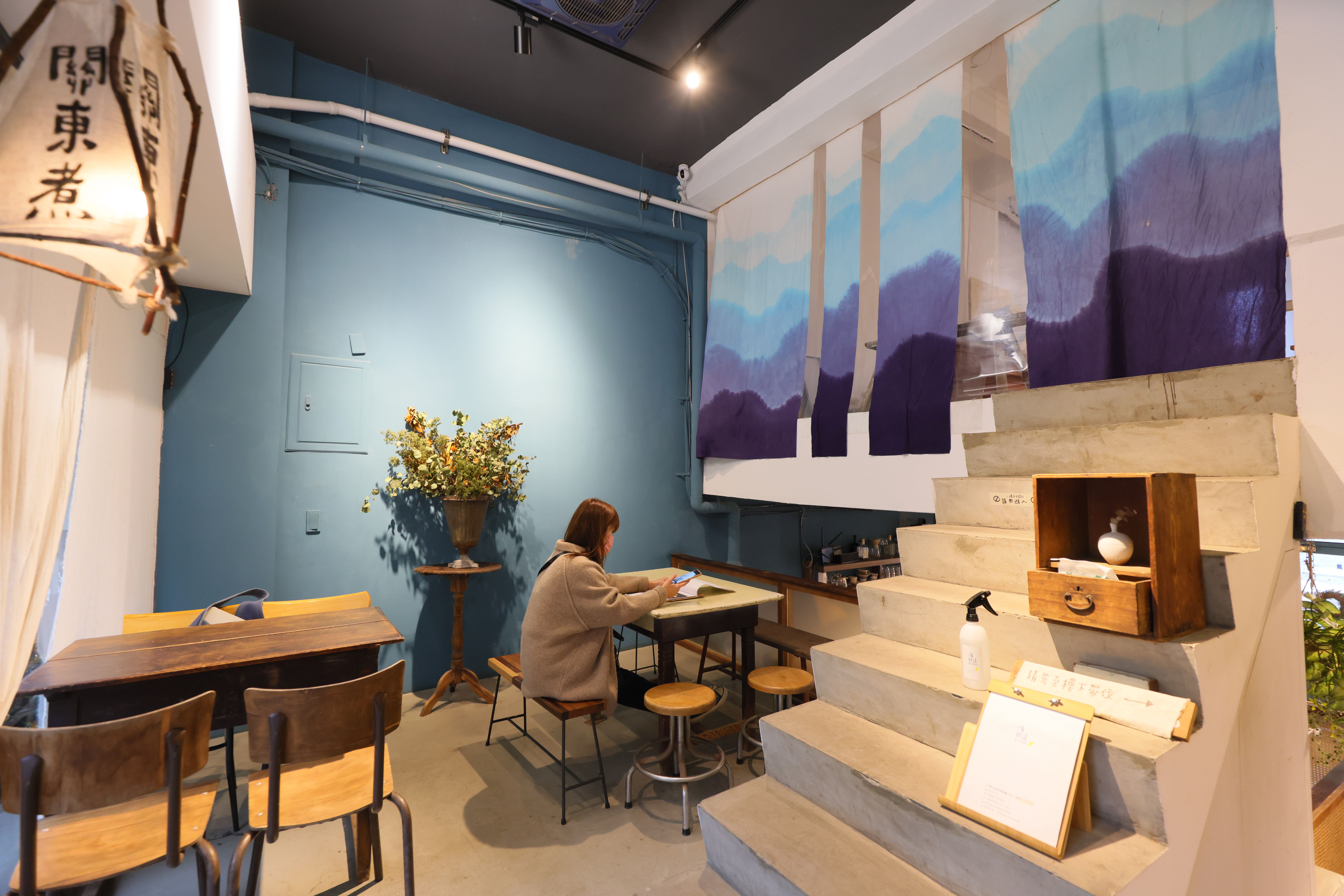 正濱漁港旁的建築樓面構造特殊，半夾層的形式反倒成為店家特色。