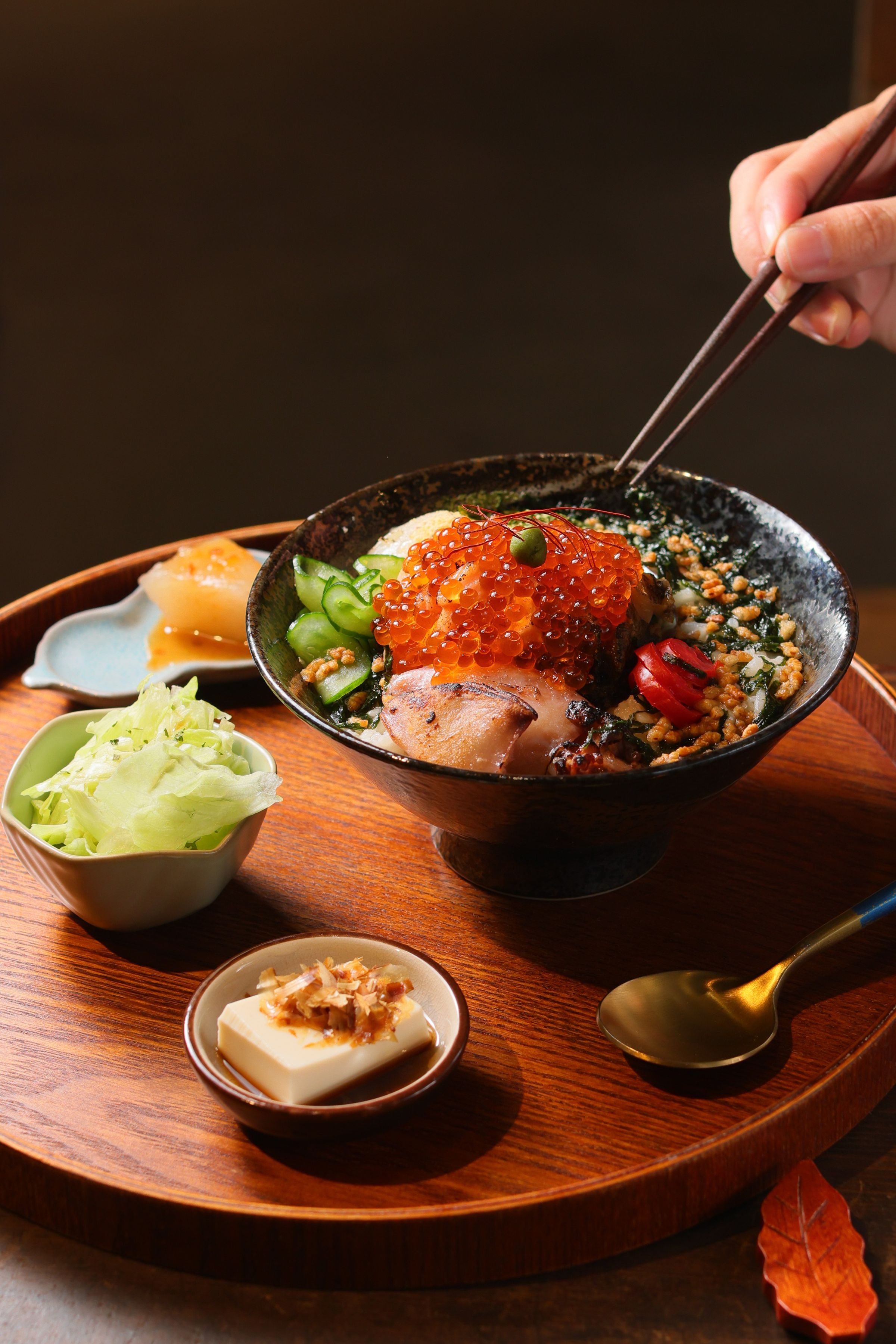 「大海派茶漬飯」自熬的高湯巧妙融合鮮甜的海鮮滋味。（580元／份）