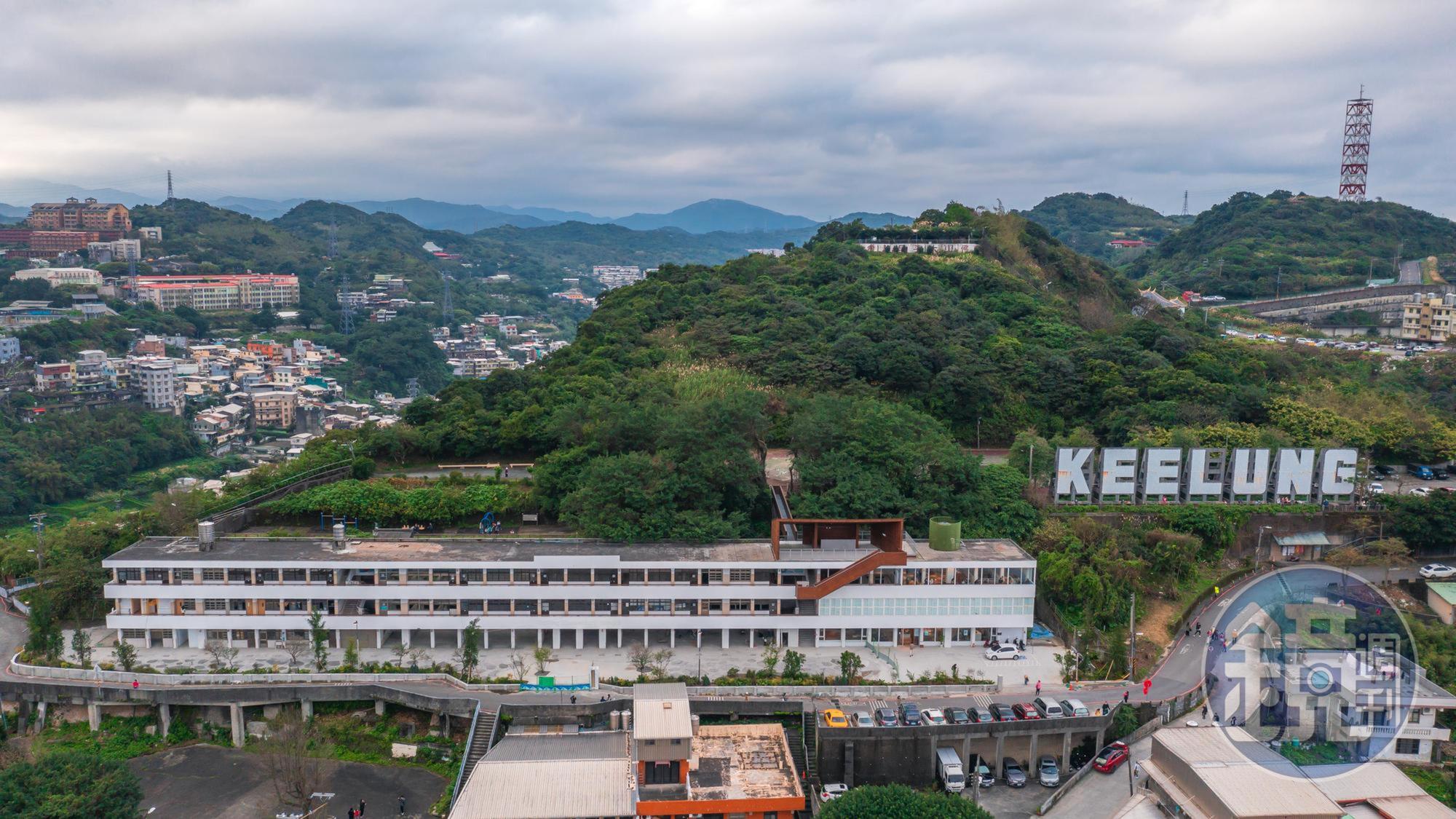 「太平青鳥山海書店」座落在基隆港西岸太平山城「KEELUNG」地標旁。