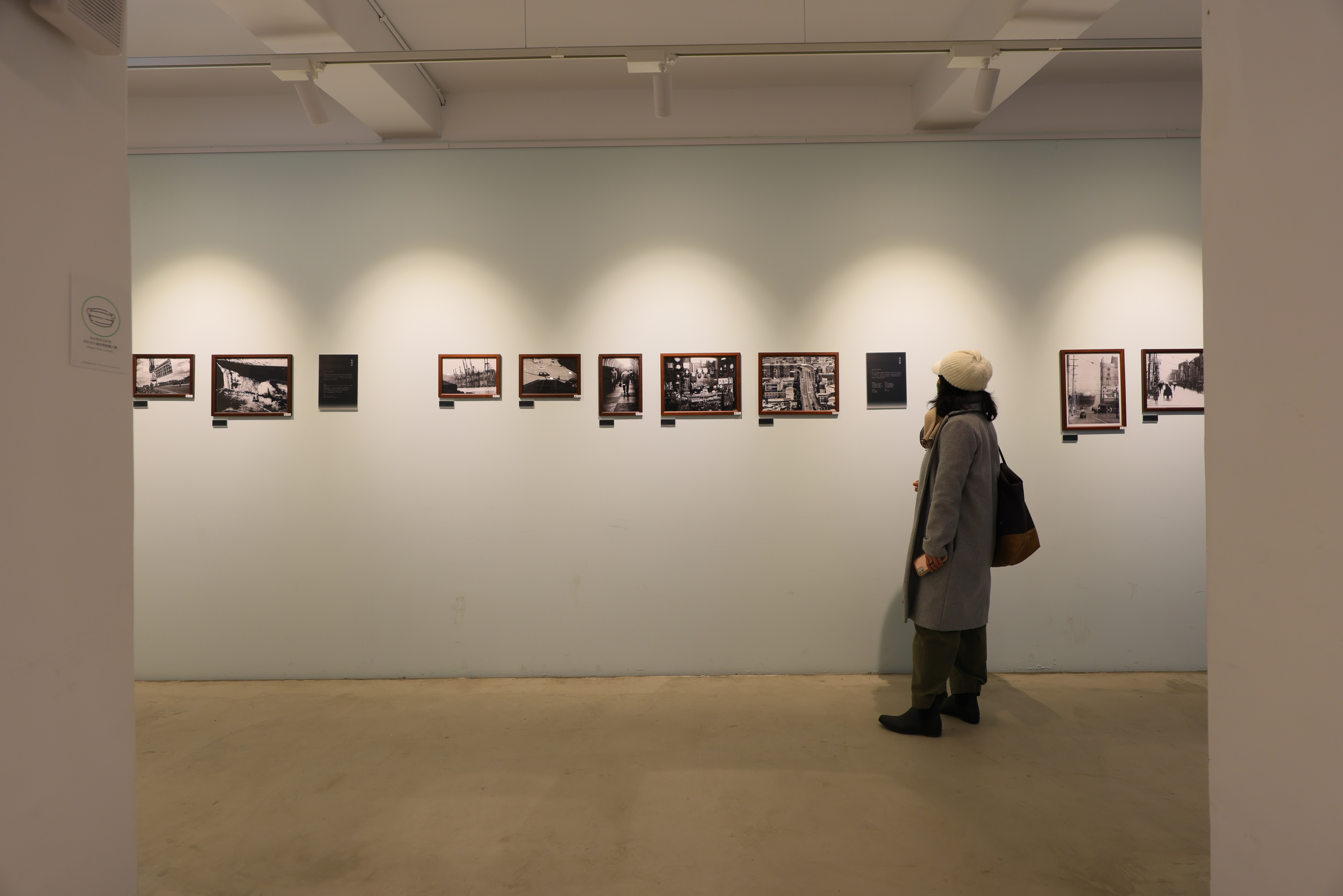 2樓展覽空間目前展出由基隆在地攝影師鄭桑溪、林官賢和賴鐸洋共同創作的《基隆時光詩》。