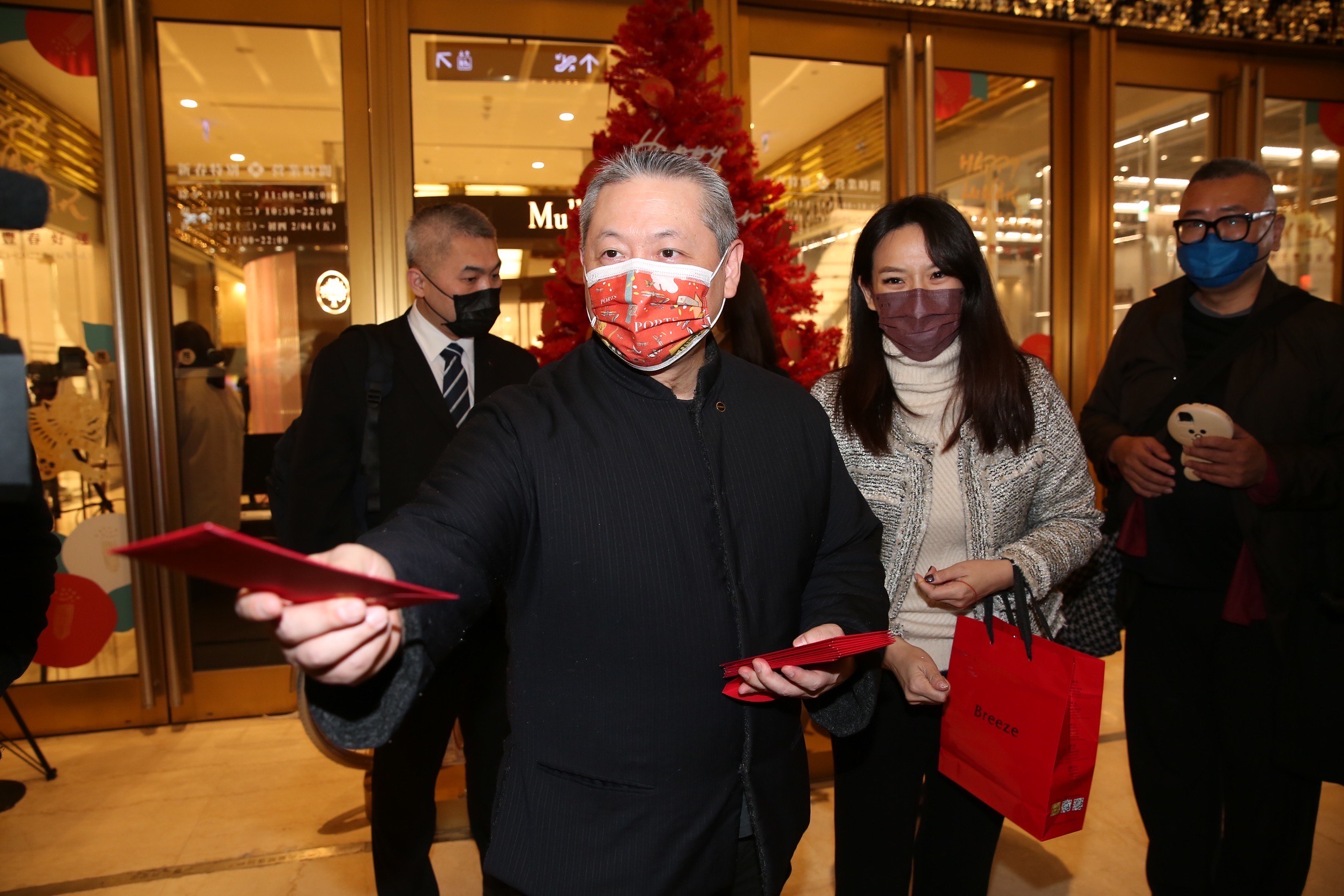 隨著虎年到來，廖鎮漢率領團隊一起拜年、發紅包。