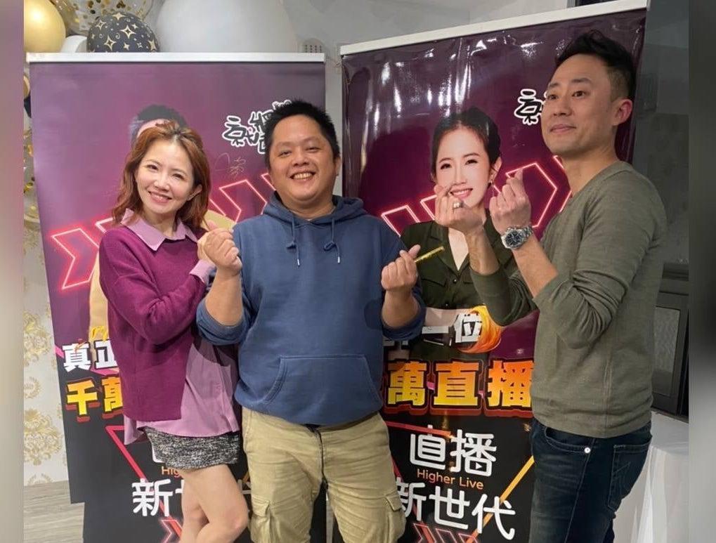 謝忻(左)偕直播導師盧建宗(中)在《直播新世代》決賽創下好成績。(就醬播提供)