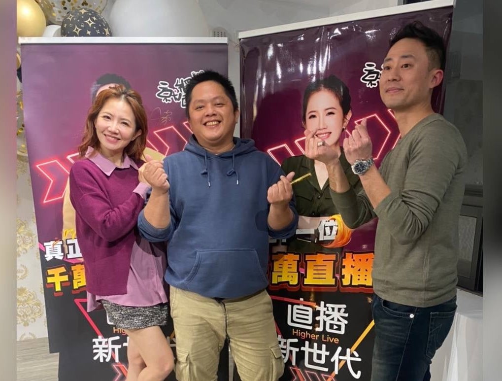 謝忻（左）偕直播導師盧建宗（中）在《直播新世代》決賽創下好成績。（就醬播提供）