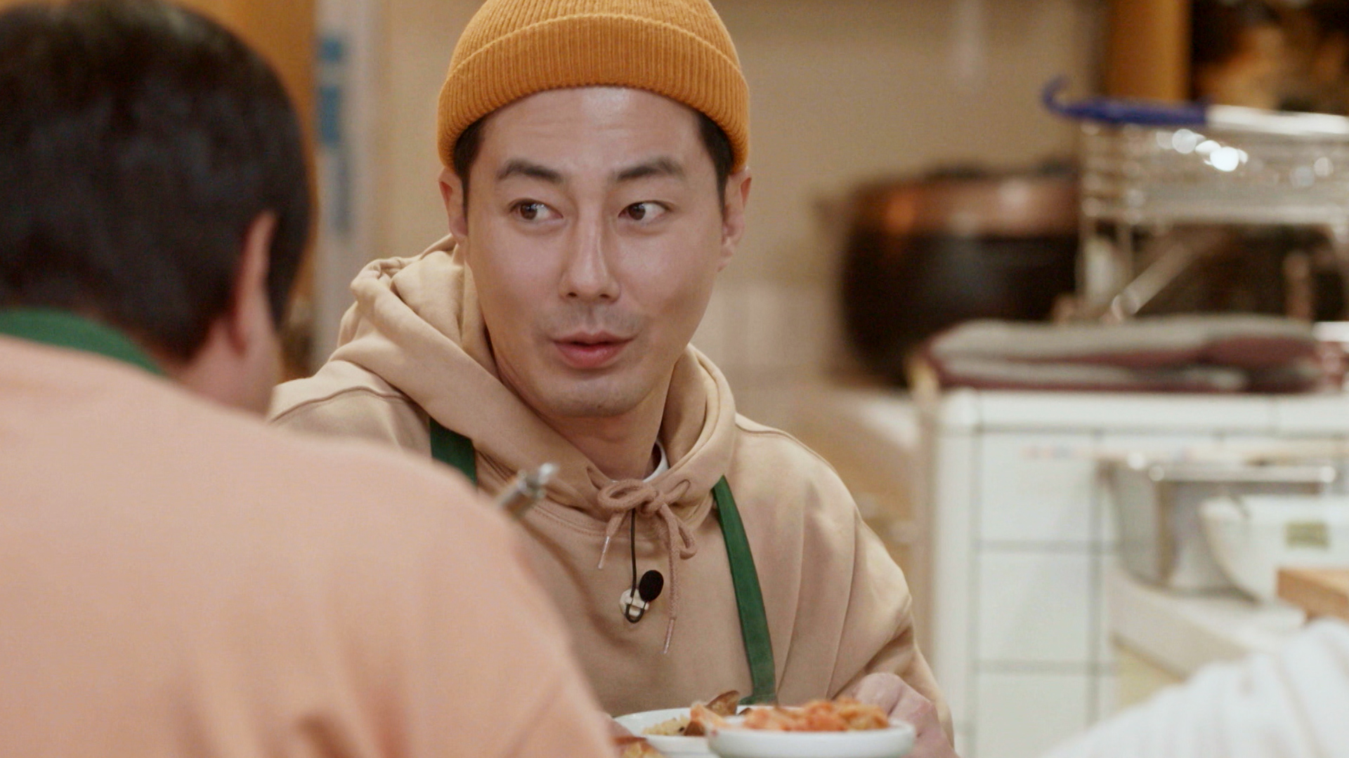 趙寅成在《偶然成為社長》化身複合小吃店老闆，端出個人拿手料理。（東森戲劇台提供）