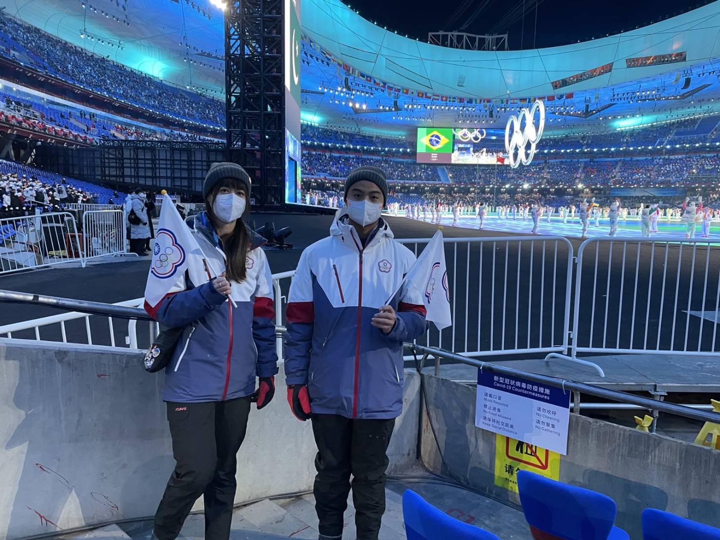 黃郁婷（左）與何秉睿在北京冬奧開幕式代表中華隊一起掌旗。（中華奧會提供）