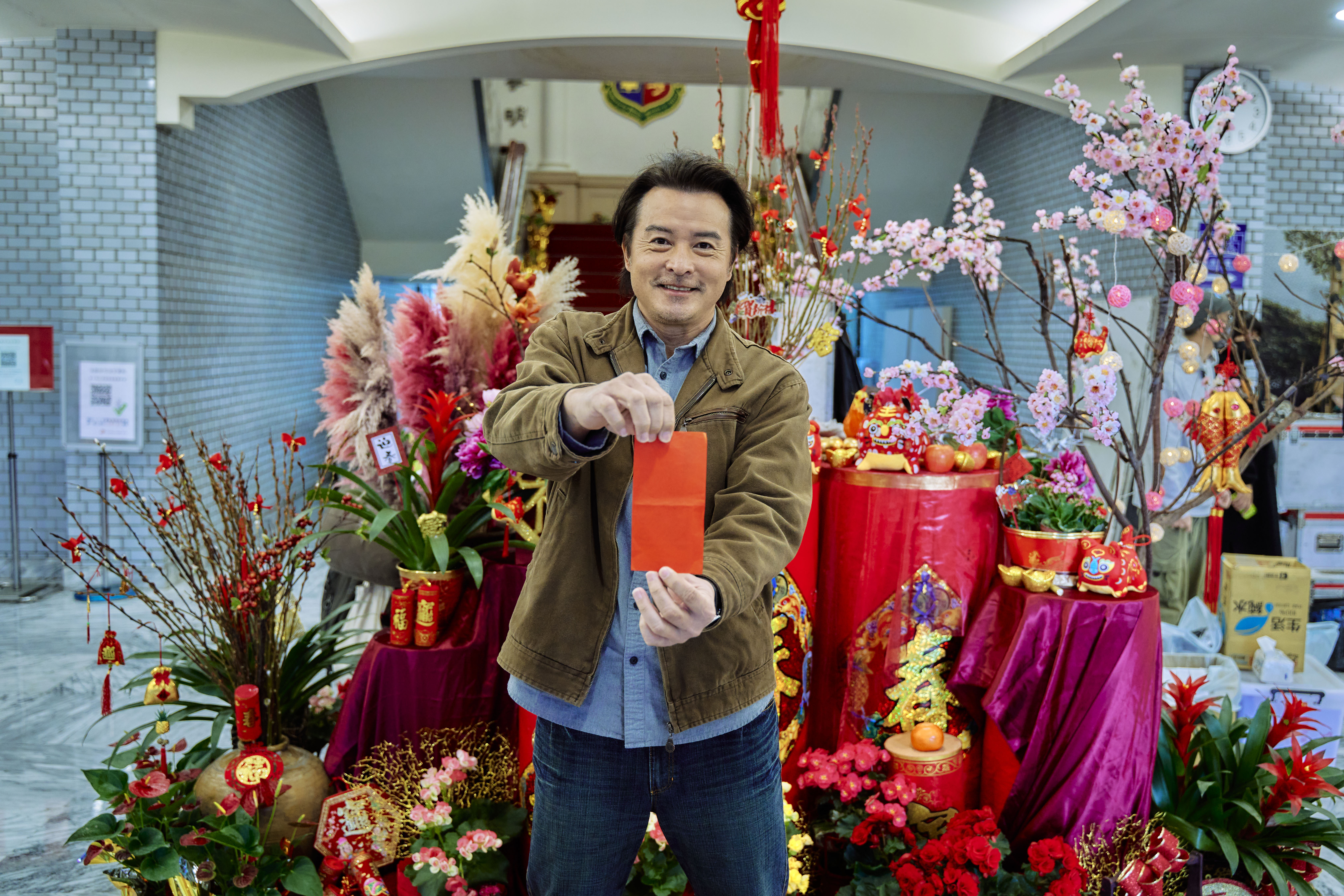 《八尺門的辯護人》李銘順新春開工送發劇組近百紅包。（鏡文學提供）