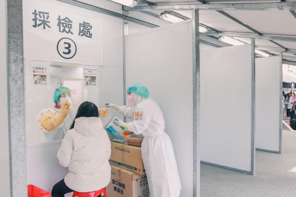 初六（6日）新增14例本土案例，桃園市為7例、高雄市4例、新北市3例。（翻攝自鄭文燦臉書）