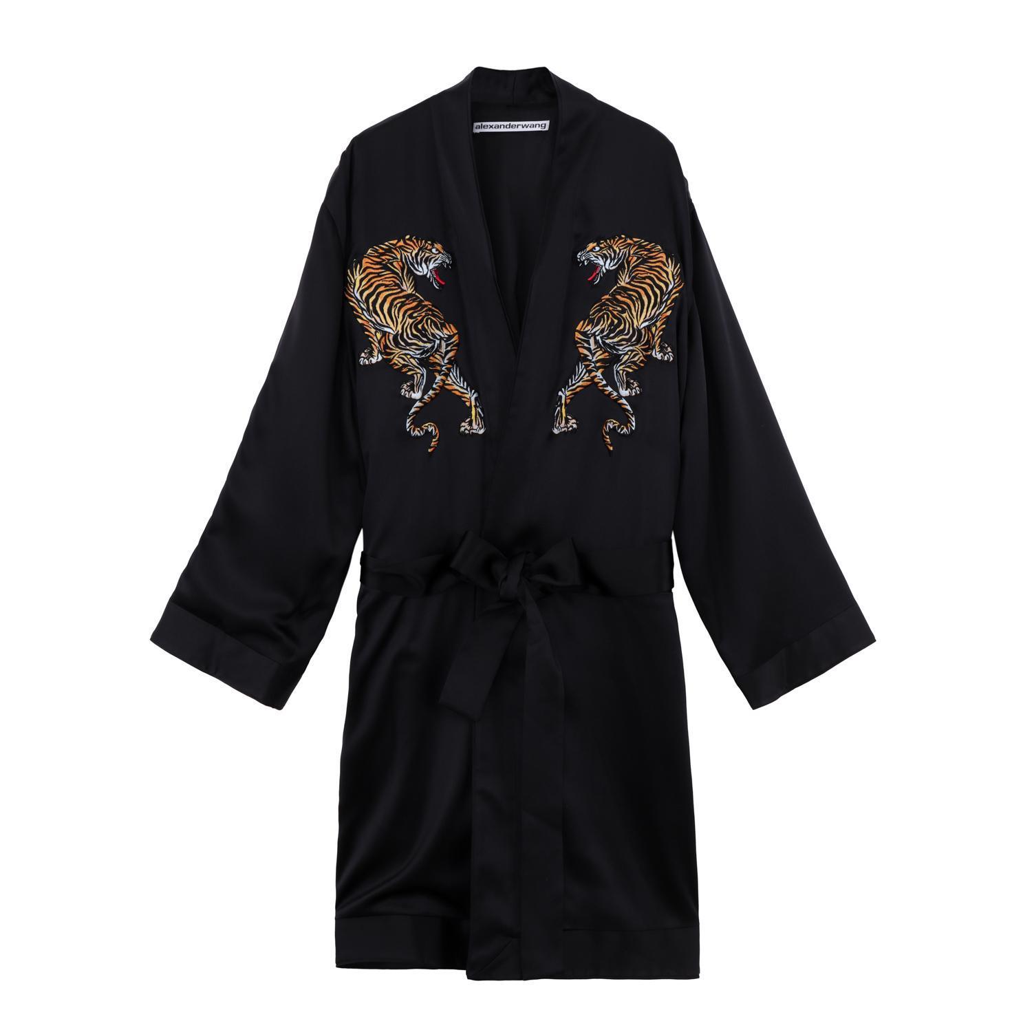Alexander Wang絲質老虎刺繡睡袍，NT$35,800。（微風精品提供）
