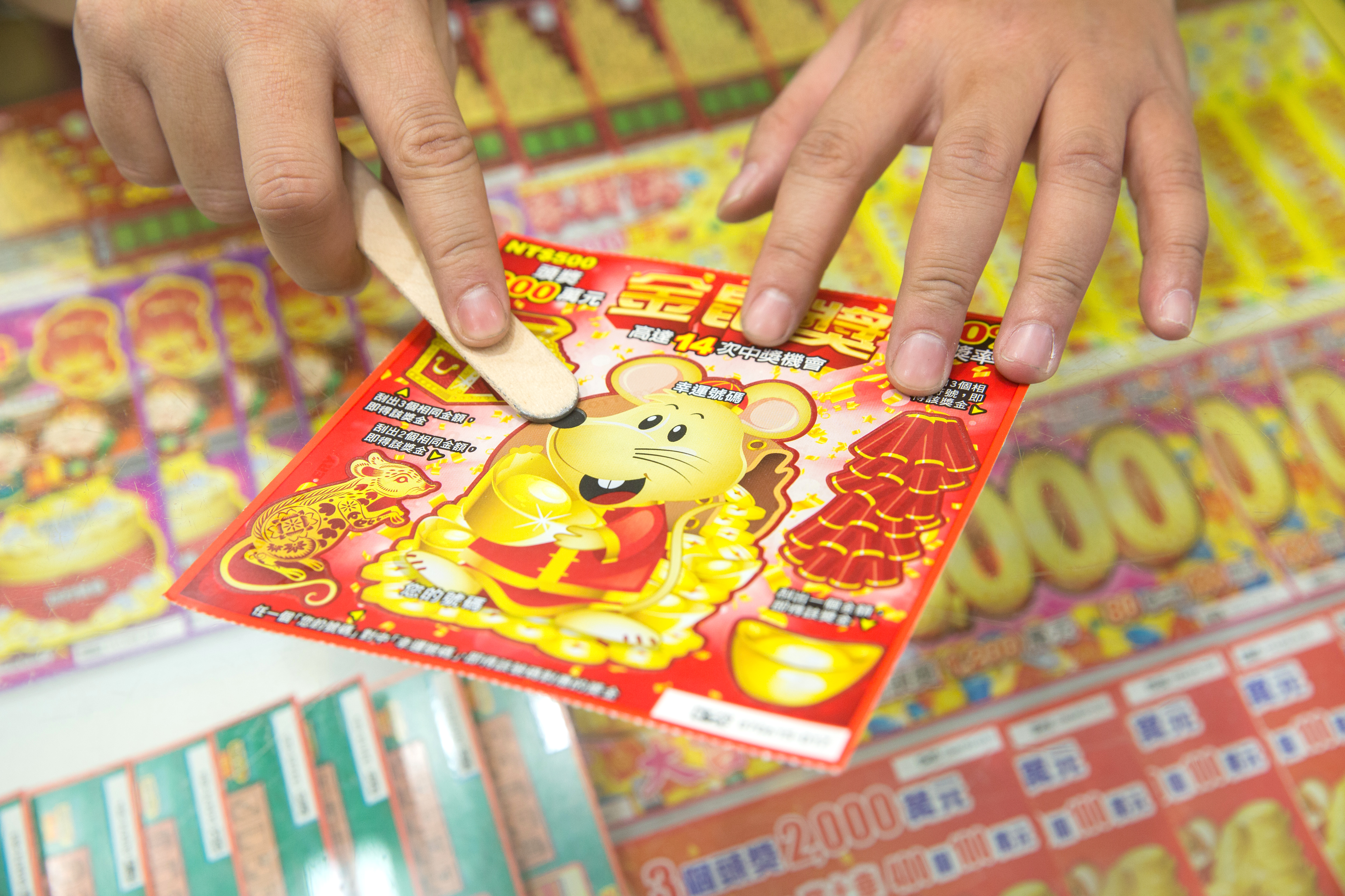 一名彩券行員工故意向阿伯顧客說沒中獎，騙取他的刮樂獎金5,000元。（示意圖，本刊資料照）