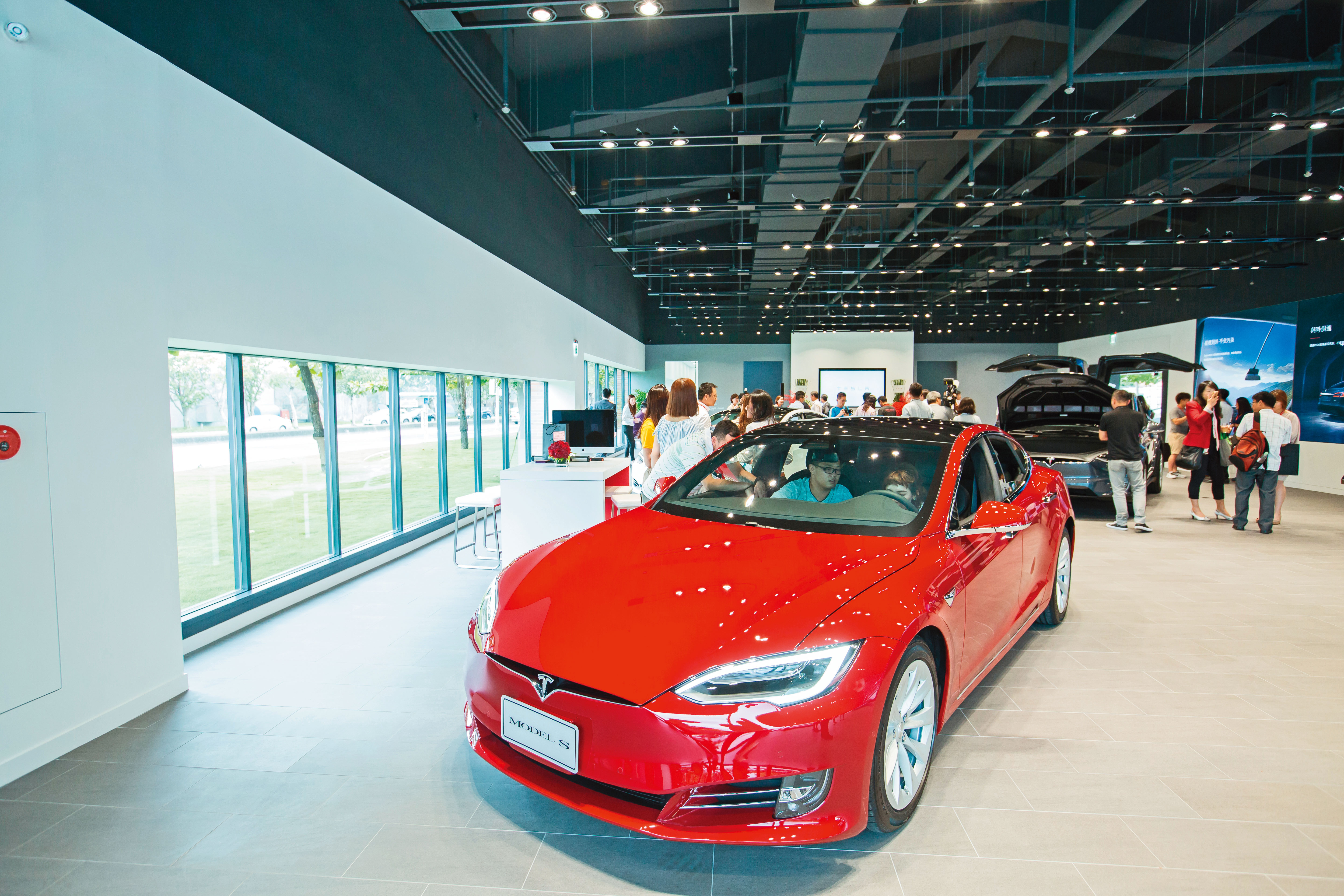 看好電動車未來發展，筋肉媽媽投資電動車ETF，一遇折價就會進場買。