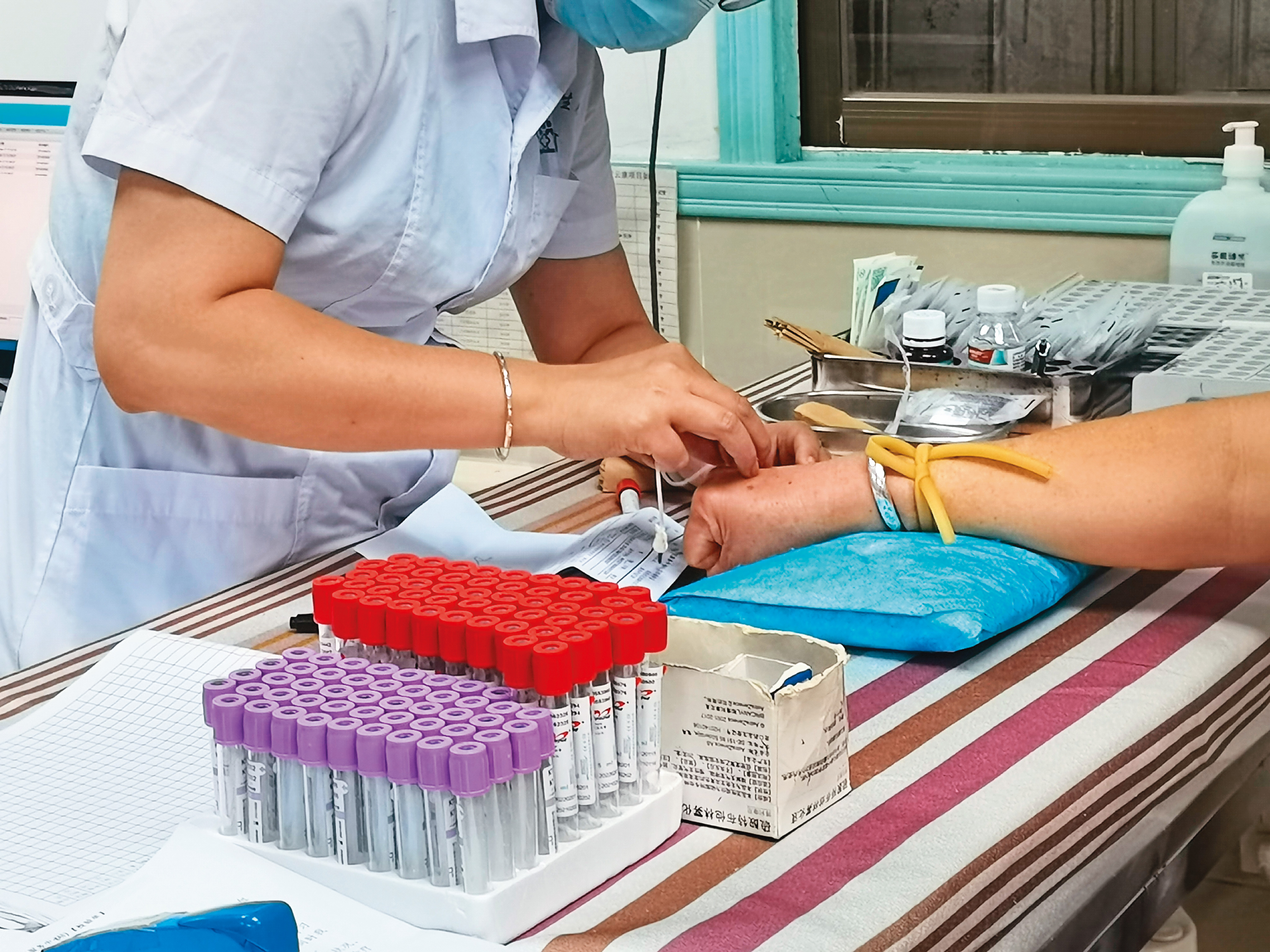 精準醫療時代來臨，生物標記市場已成為醫療檢測業者兵家必爭之地，抽血就是常見的生物標記。（東方IC）