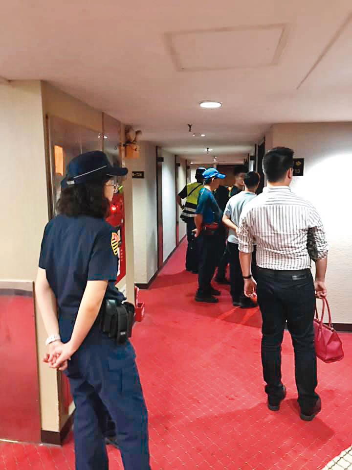 通姦除罪化後，帶警察破門的場面已不復見，走民事賠償，只需要請徵信社蒐證即可。（翻拍一統徵信臉書）