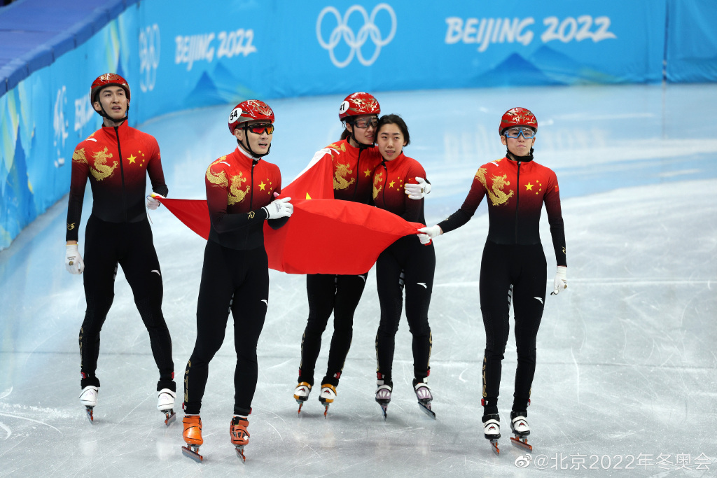 中國隊在5日的「短道競速滑冰2,000公尺混合團體接力賽」中奪下本屆冬奧首金。（翻攝自北京2022年冬奧會微博）