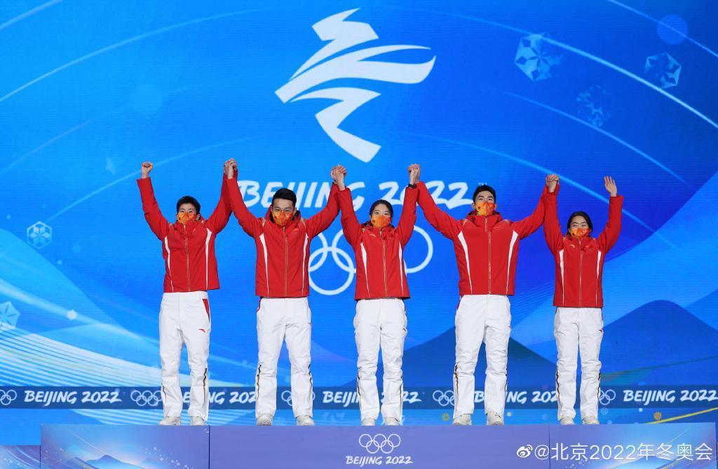 中國雖然在短道速滑混合接力賽中歡喜摘金，不過卻存在交接棒未確實的違規爭議。（翻攝自2022北京冬奧年會微博）