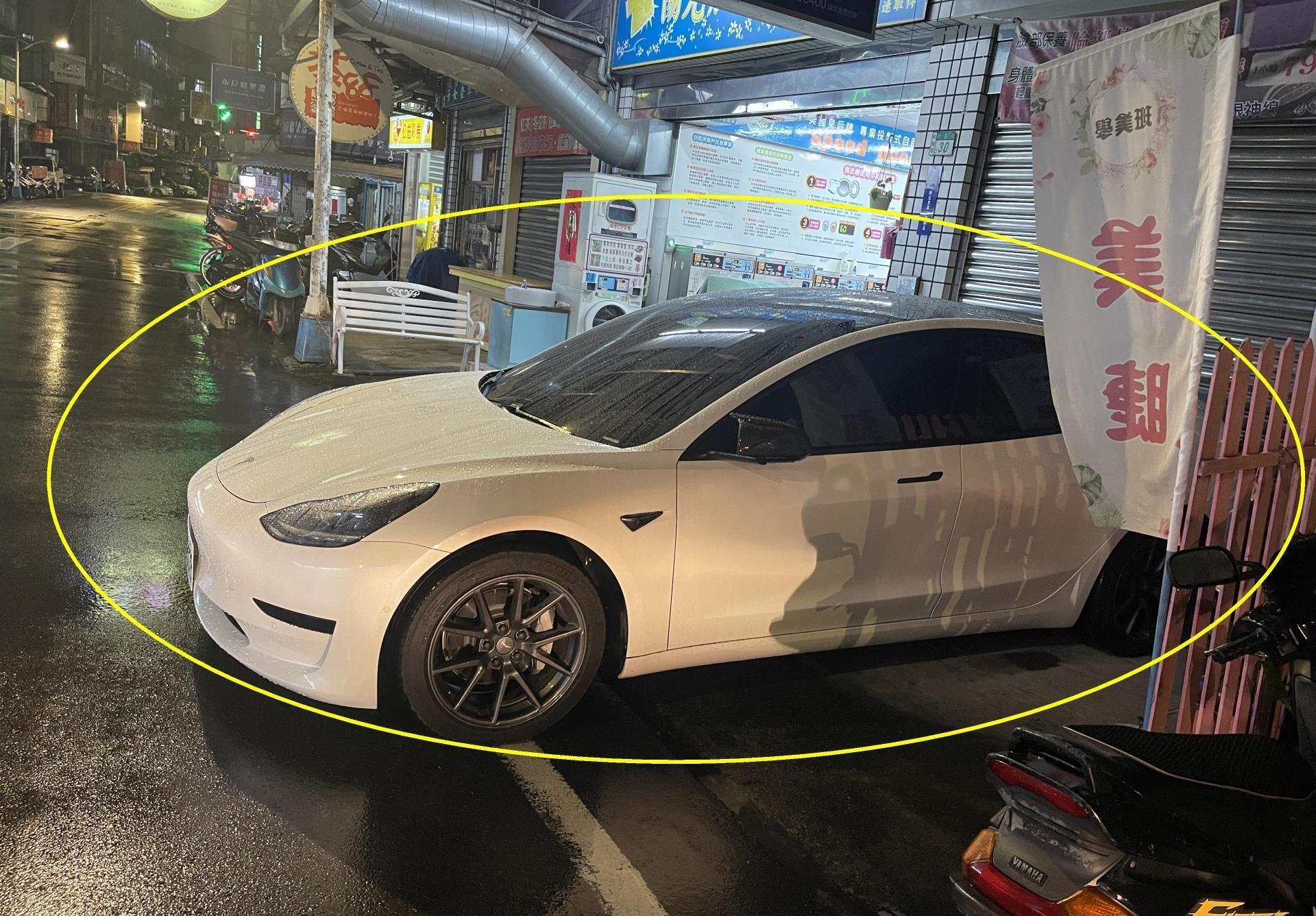 車輛只要是不依道路順行方向緊靠路邊停放皆屬違規，最高可開罰1,200元。（新北市政府交通事件裁決處提供）