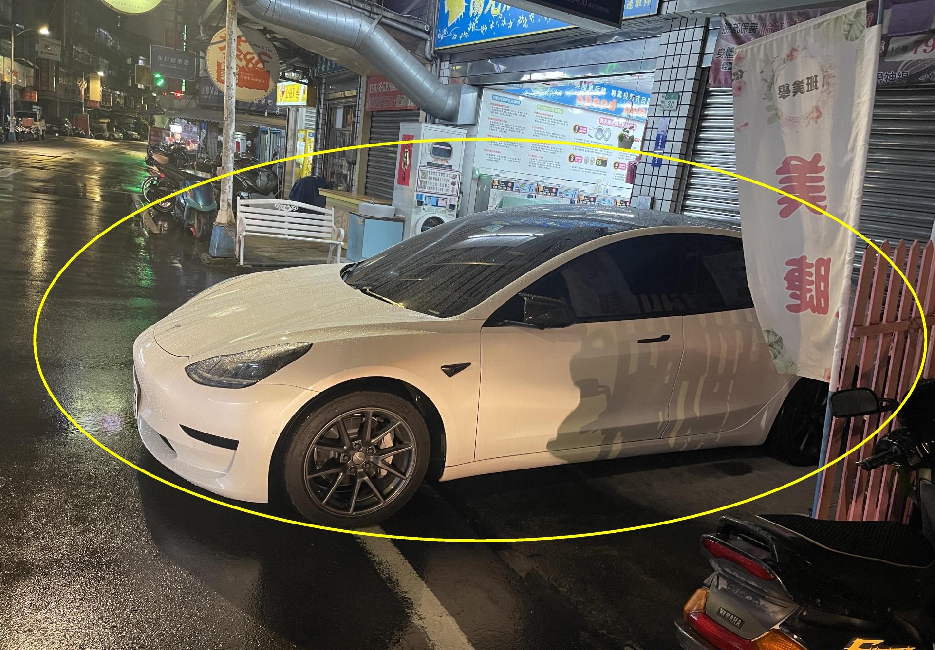 車輛只要是不依道路順行方向緊靠路邊停放皆屬違規，最高可開罰1,200元。（新北市政府交通事件裁決處提供）