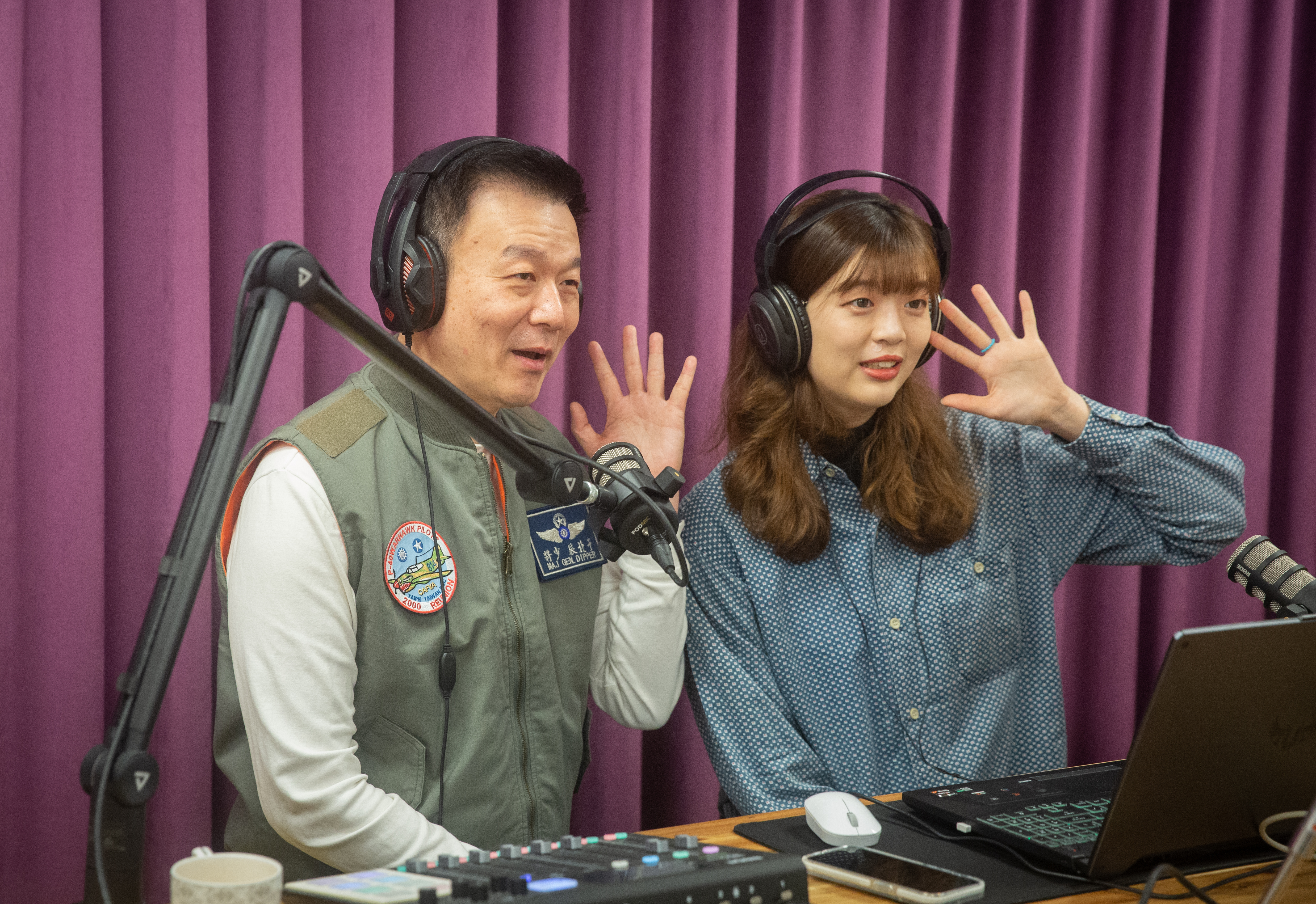 于北辰（左）與女兒小如（右）一起直播，YouTube頻道「北極星說故事」訂閱人數近10萬，他說每月廣告收入約2千美元。