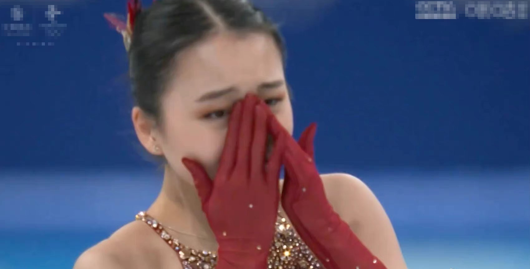 中國女子滑冰選手朱易連2天發生落地失誤摔倒,直接在場上哭了出來。(翻攝自微博)